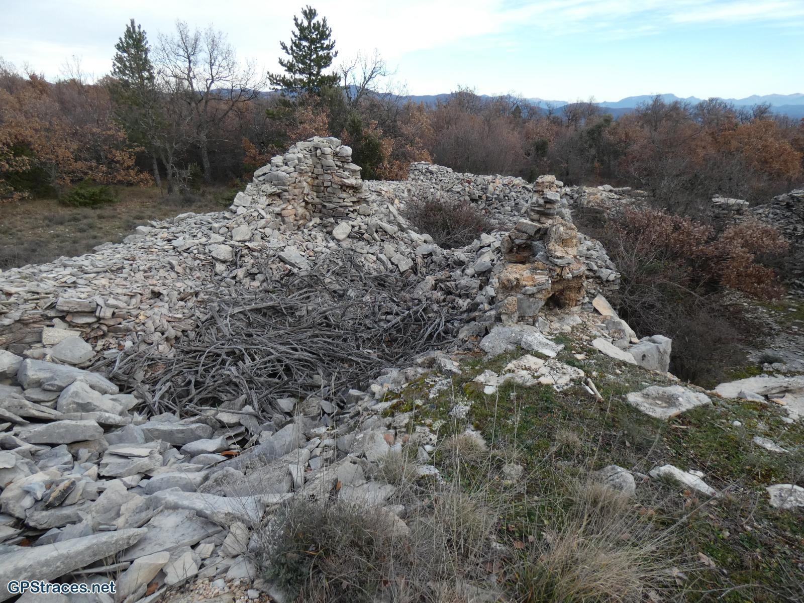 Alpes de Haute Provence-Chateauneuf Val Saint Donat - Vieux village et  Bories–26