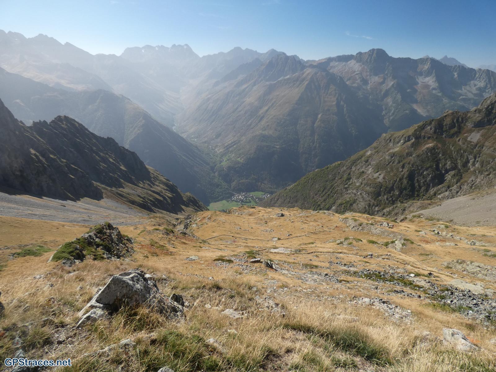 En bas , la chapelle en Valgaudemar