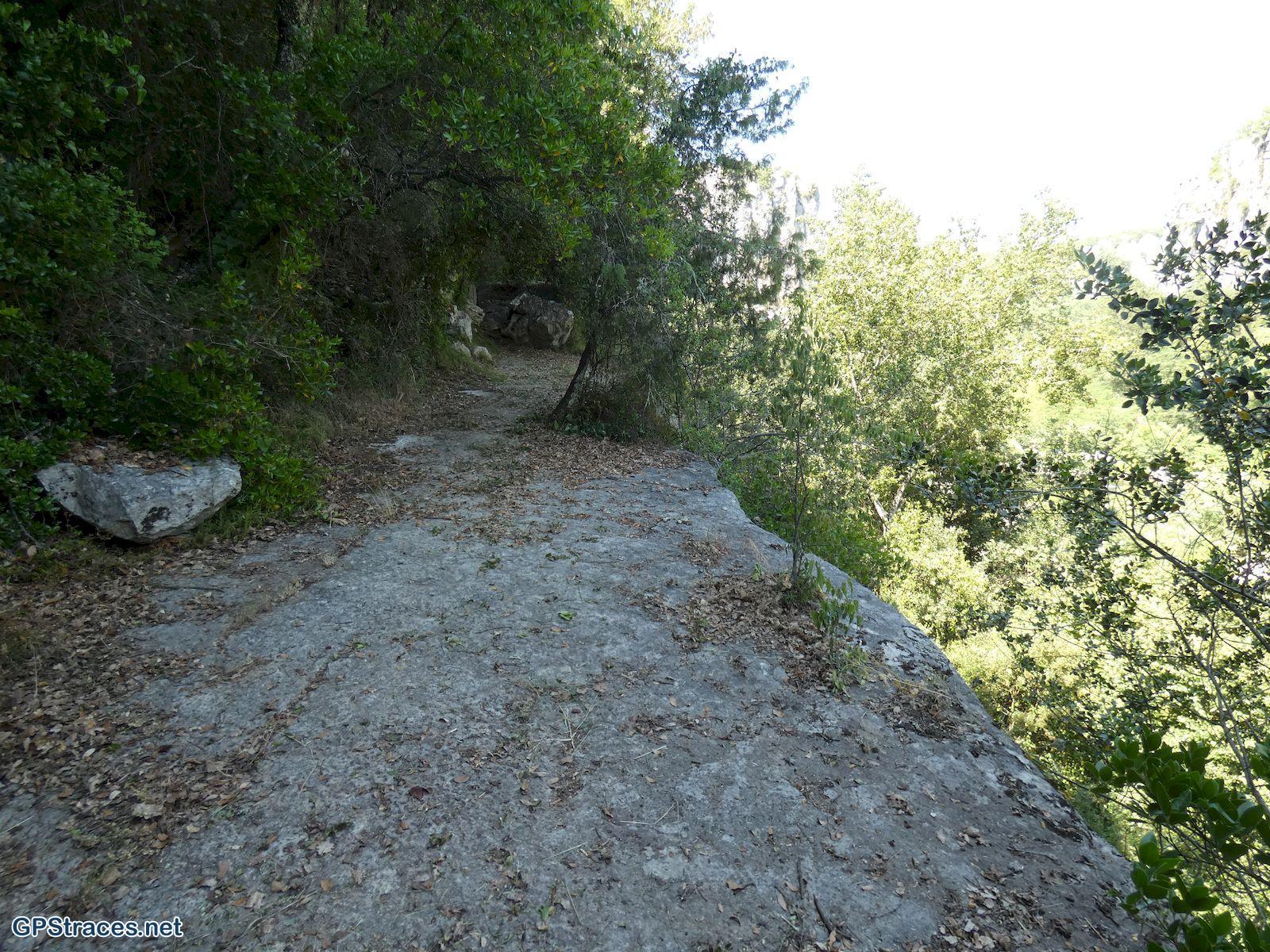 Le chemin suit une corniche