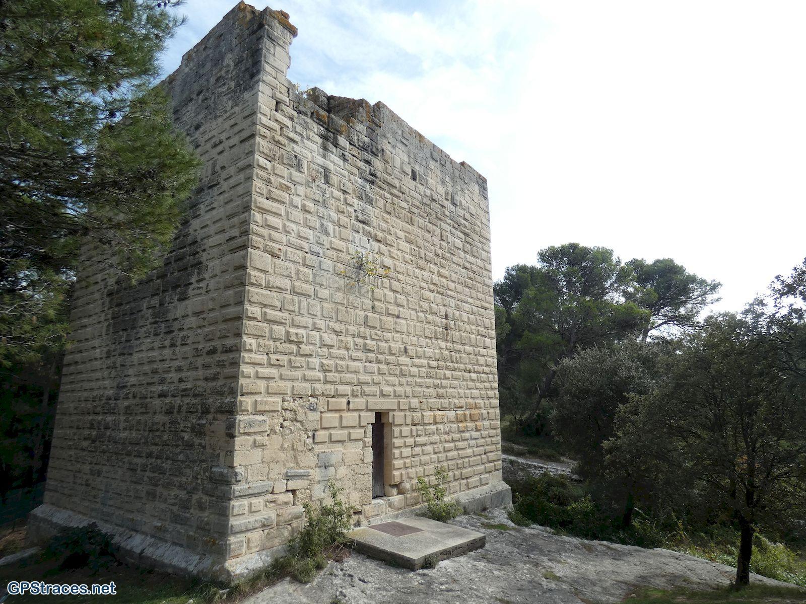 La tour protégeant le village