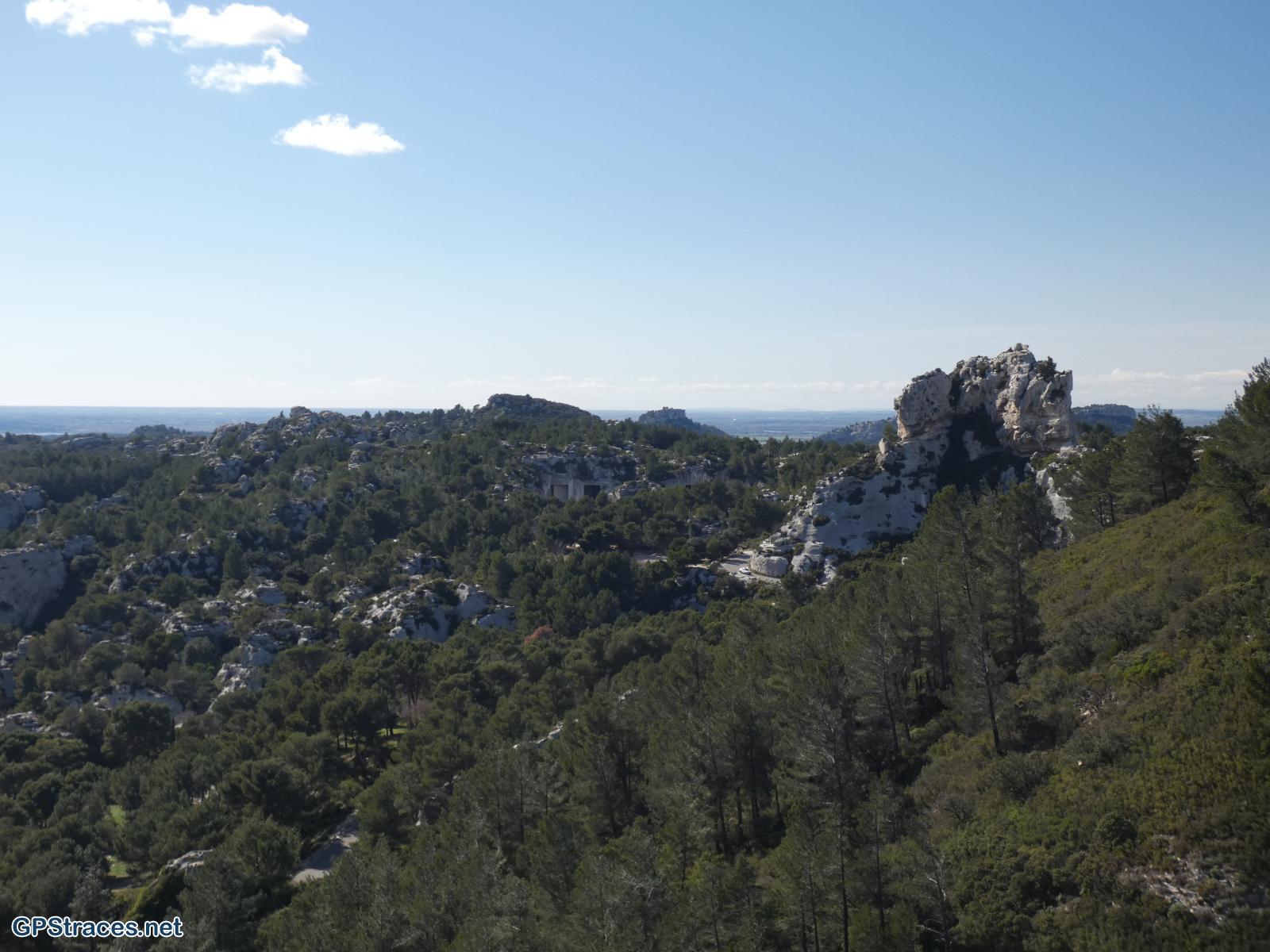 Au centre et à l'arrière plan, le Mont Paon