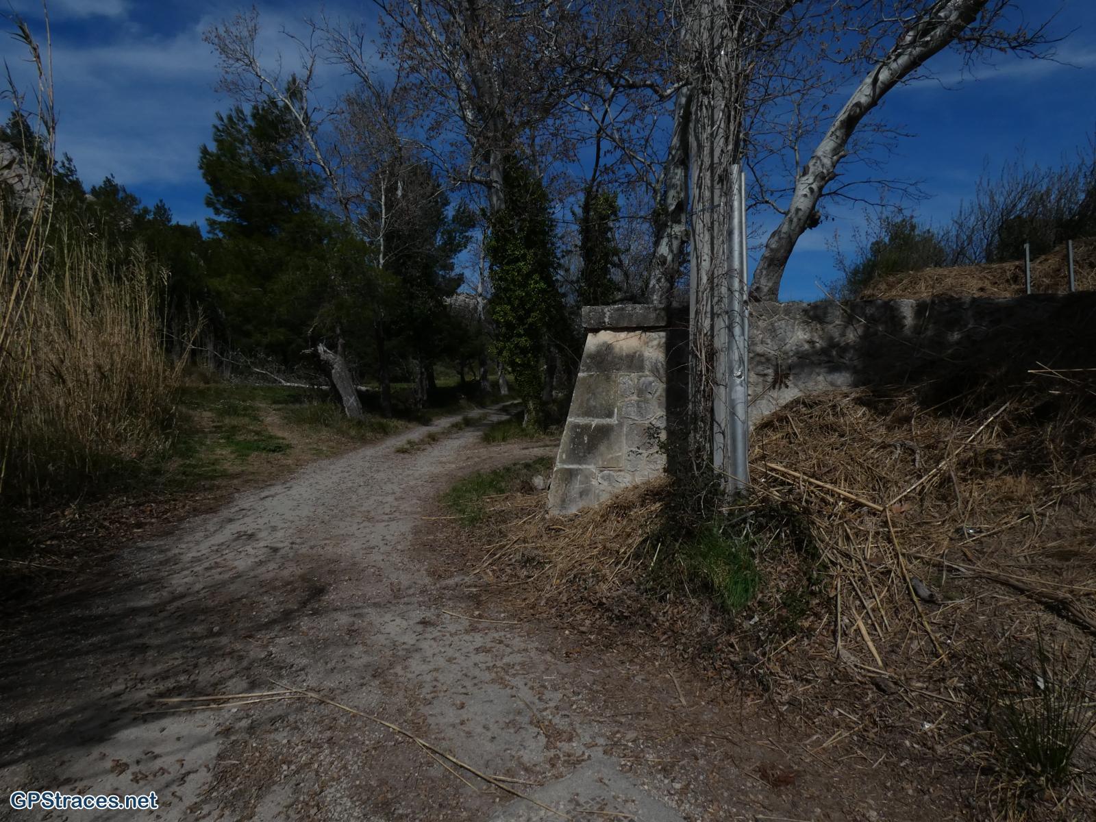 Le canal de la Vallée des Baux