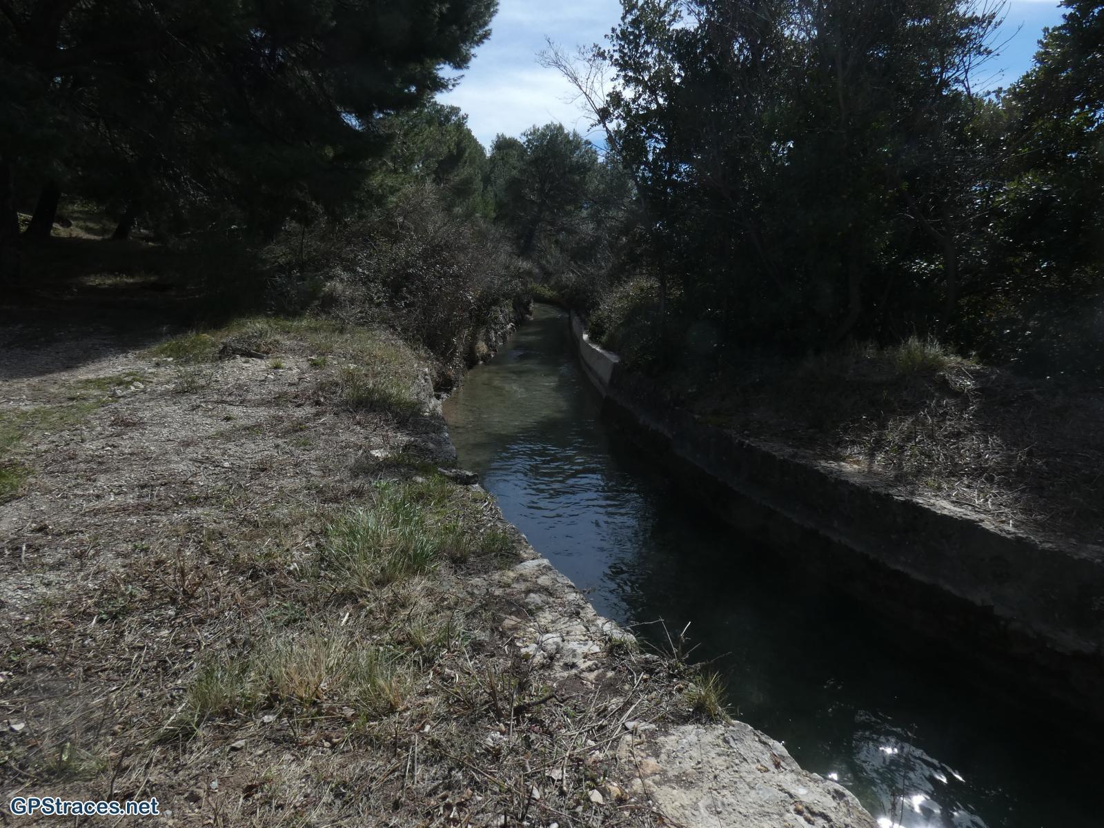 Le canal de la Vallée des Baux