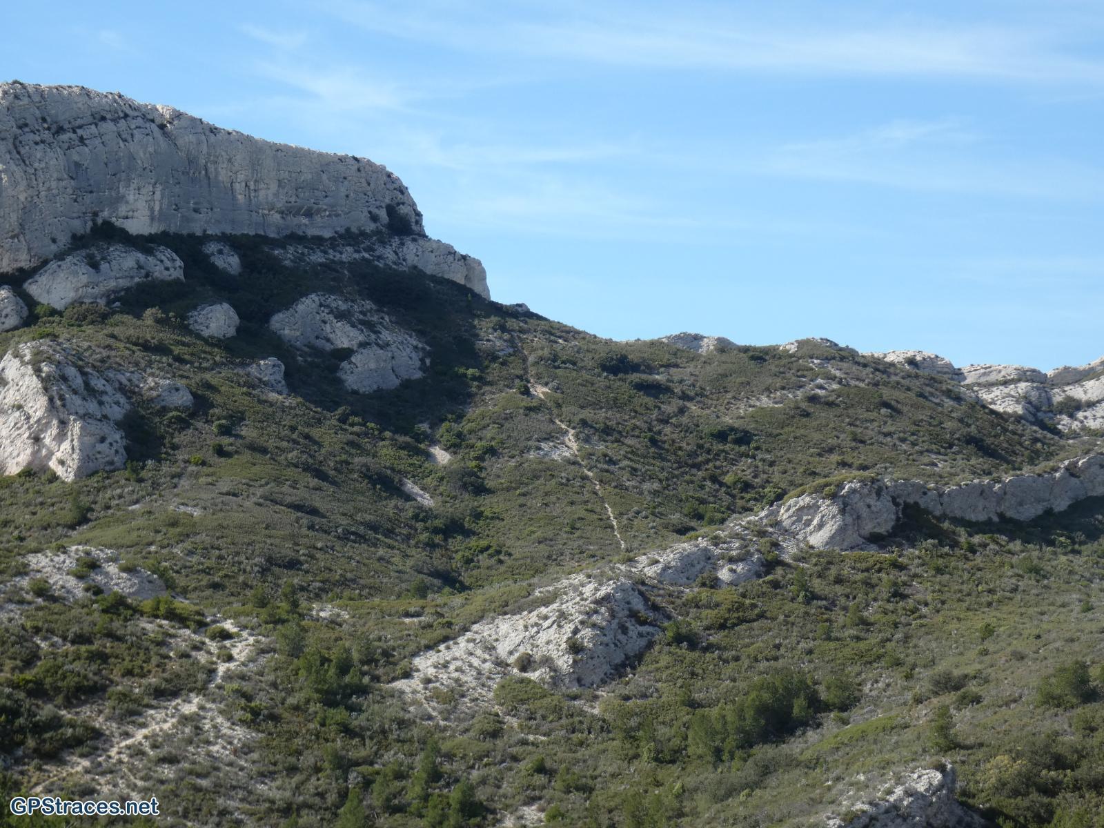 Au centre, le chemin