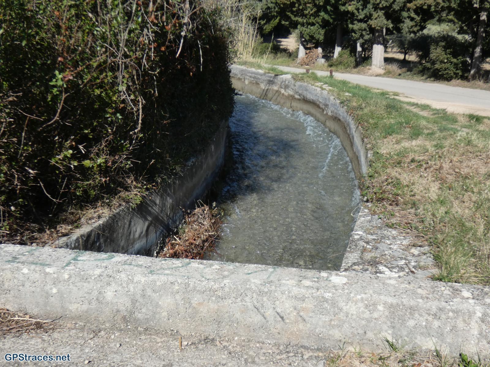 Le canal de la Vallée des Baux