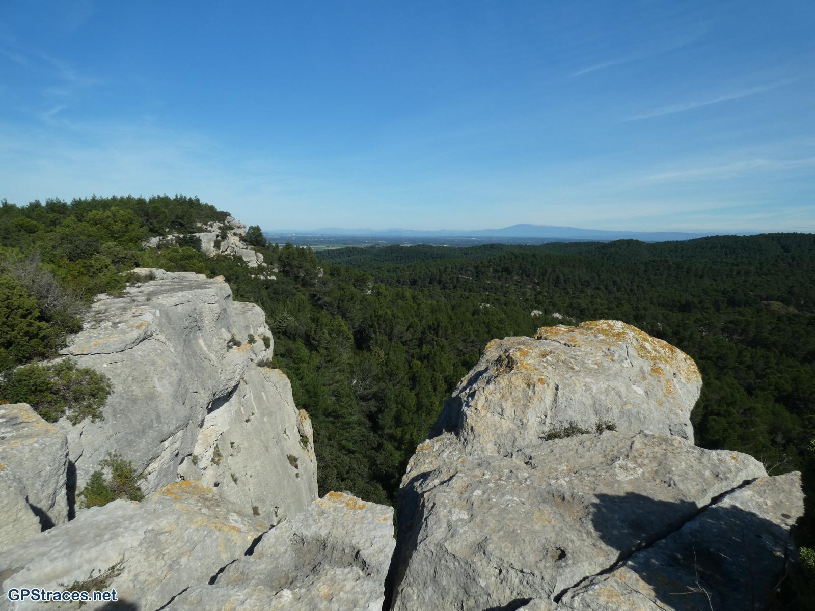 Le Mont Ventoux dans le lointain