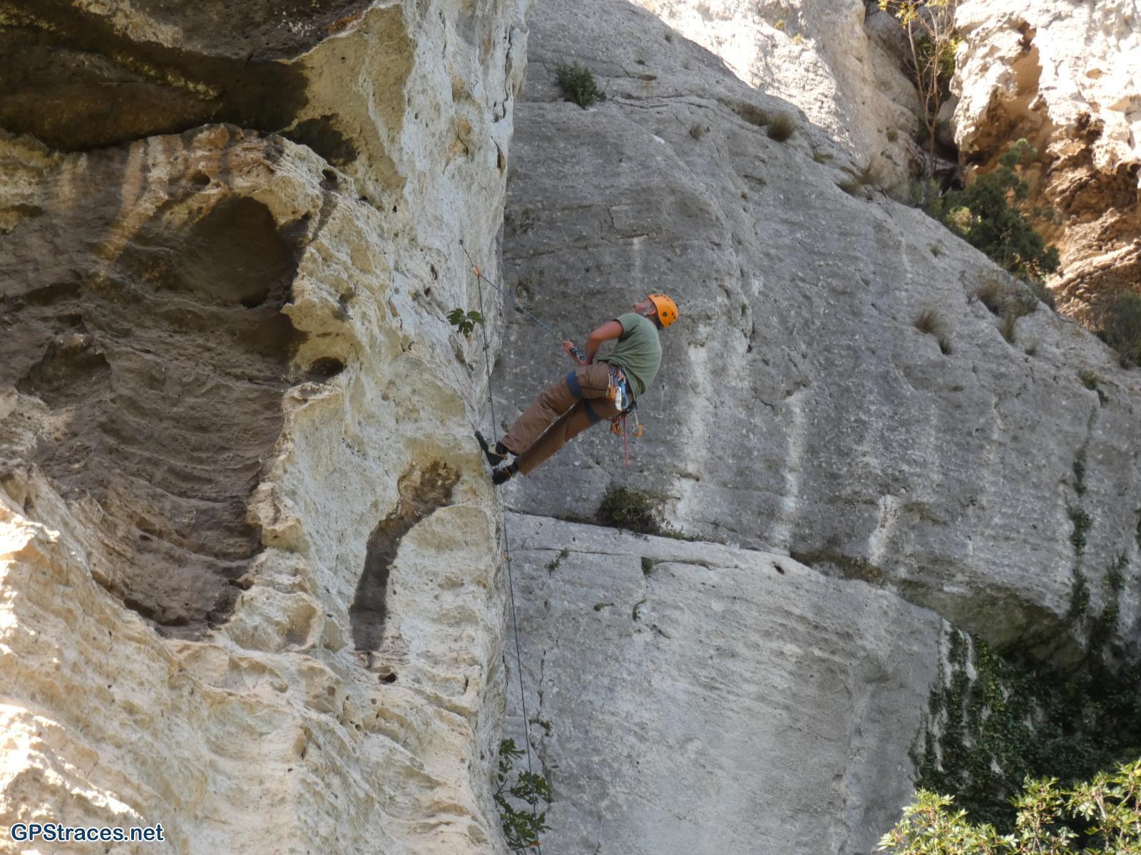 Bouches du Rhône-Alpilles - La falaise du vallon de la Lèque–13