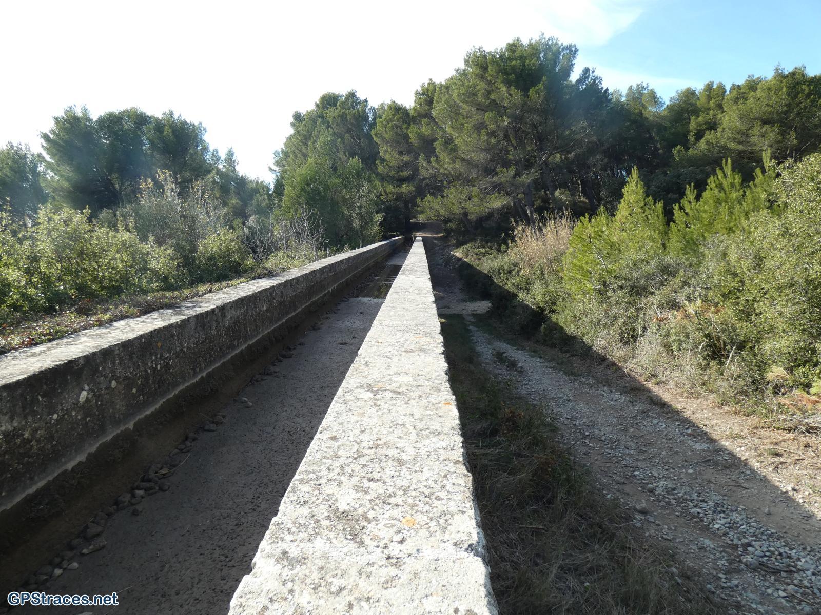 Le canal de la Vallée des Baux