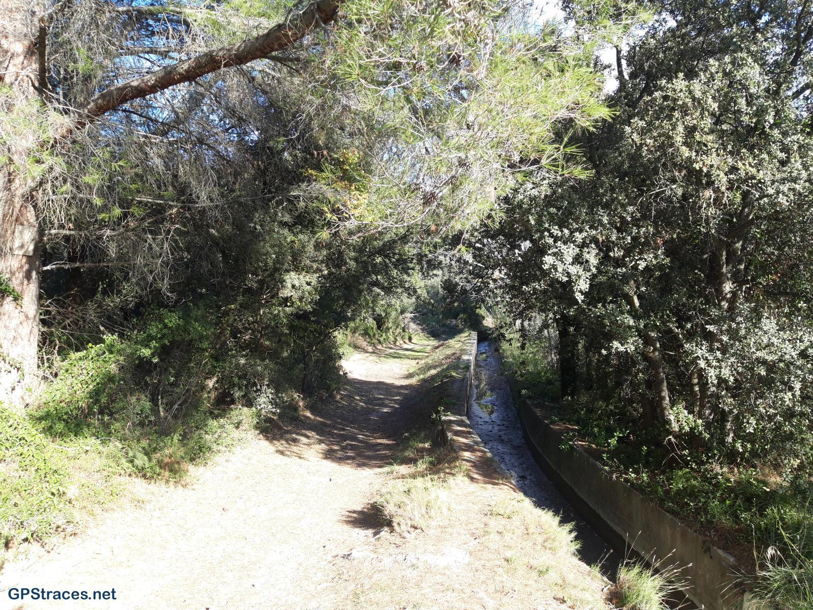 Le canal de la Vallée des Baux
