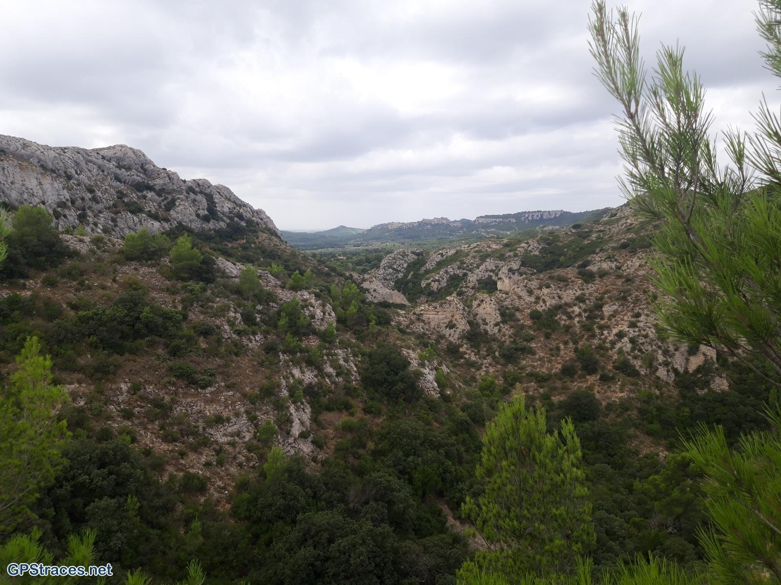 Au loin, les Baux de Provence