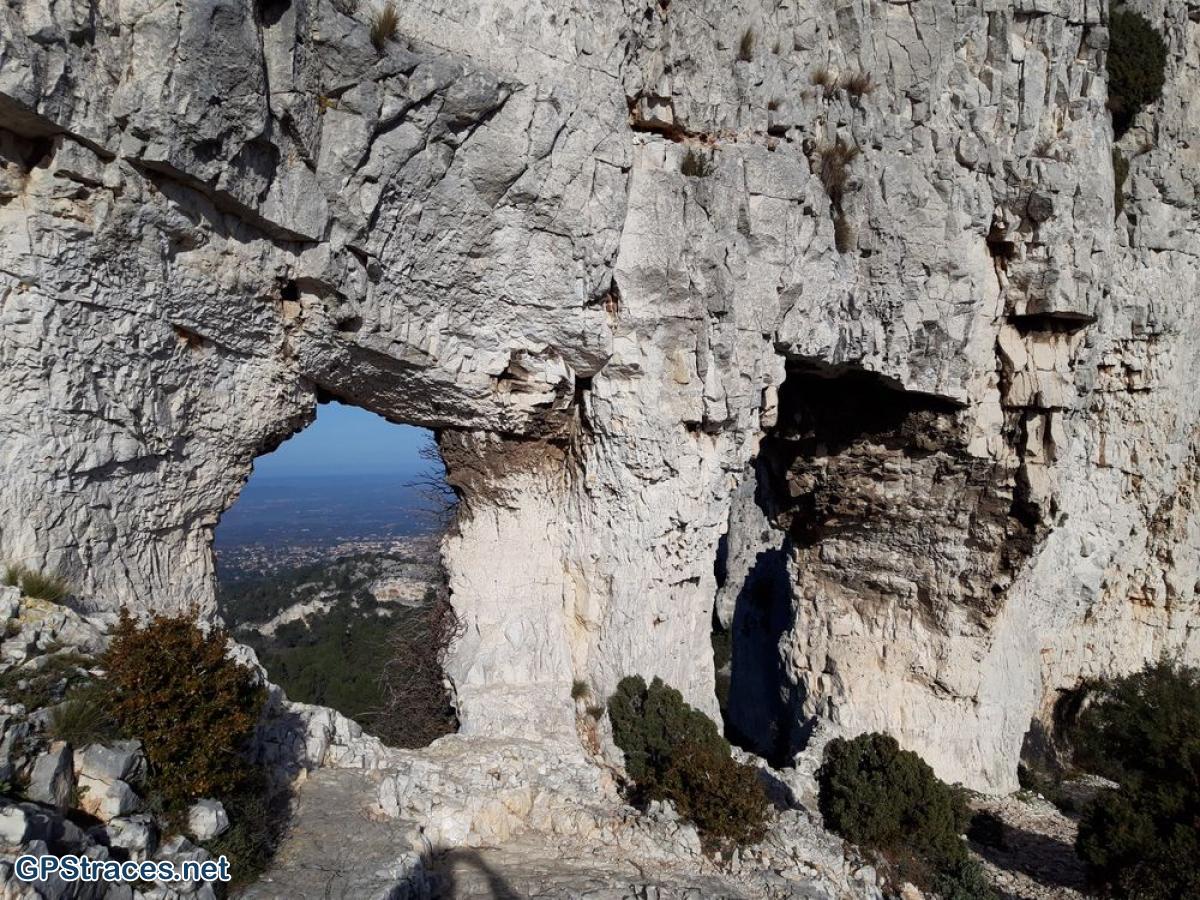 Le rocher des deux trous