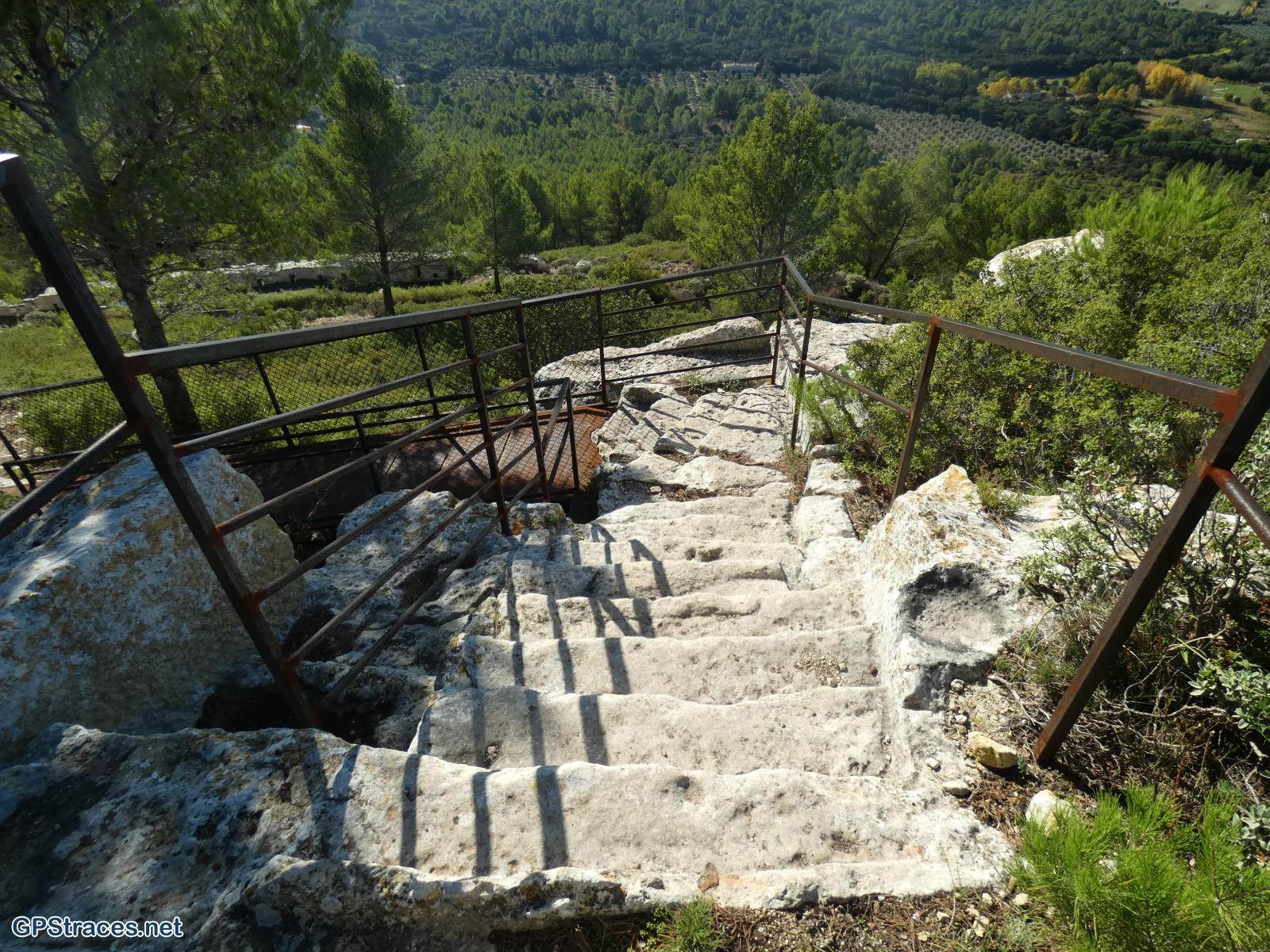 Un escalier taillé dans la roche