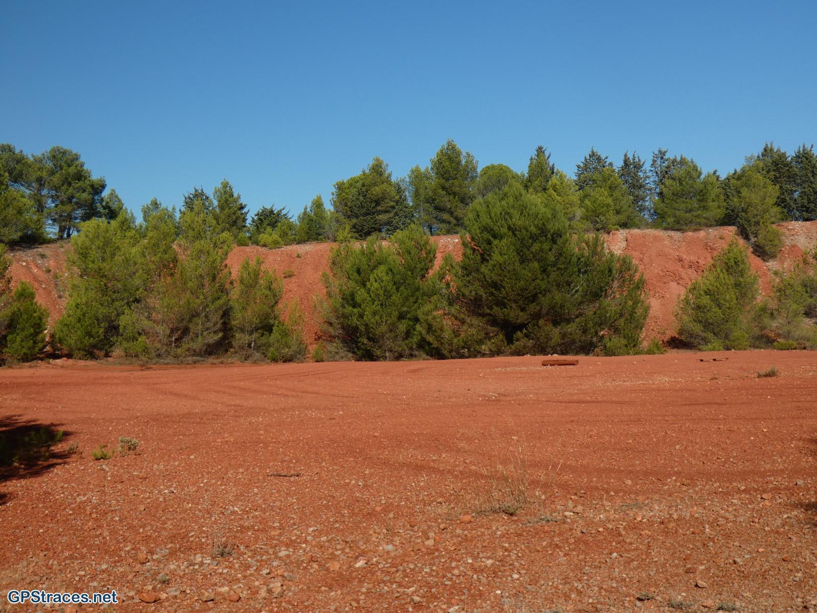 Une carrière de bauxite désaffectée