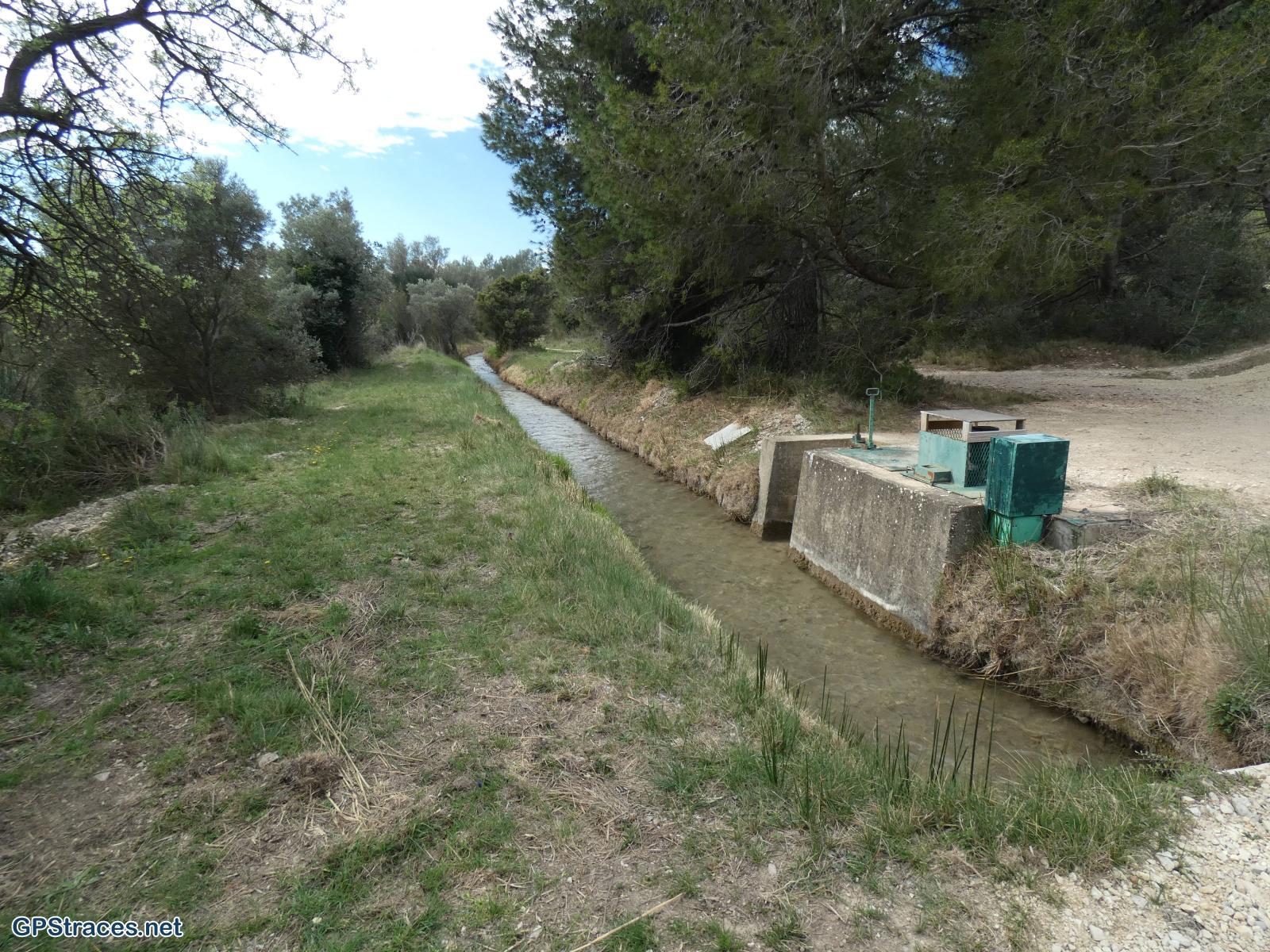 Le canal de la vallée des Baux