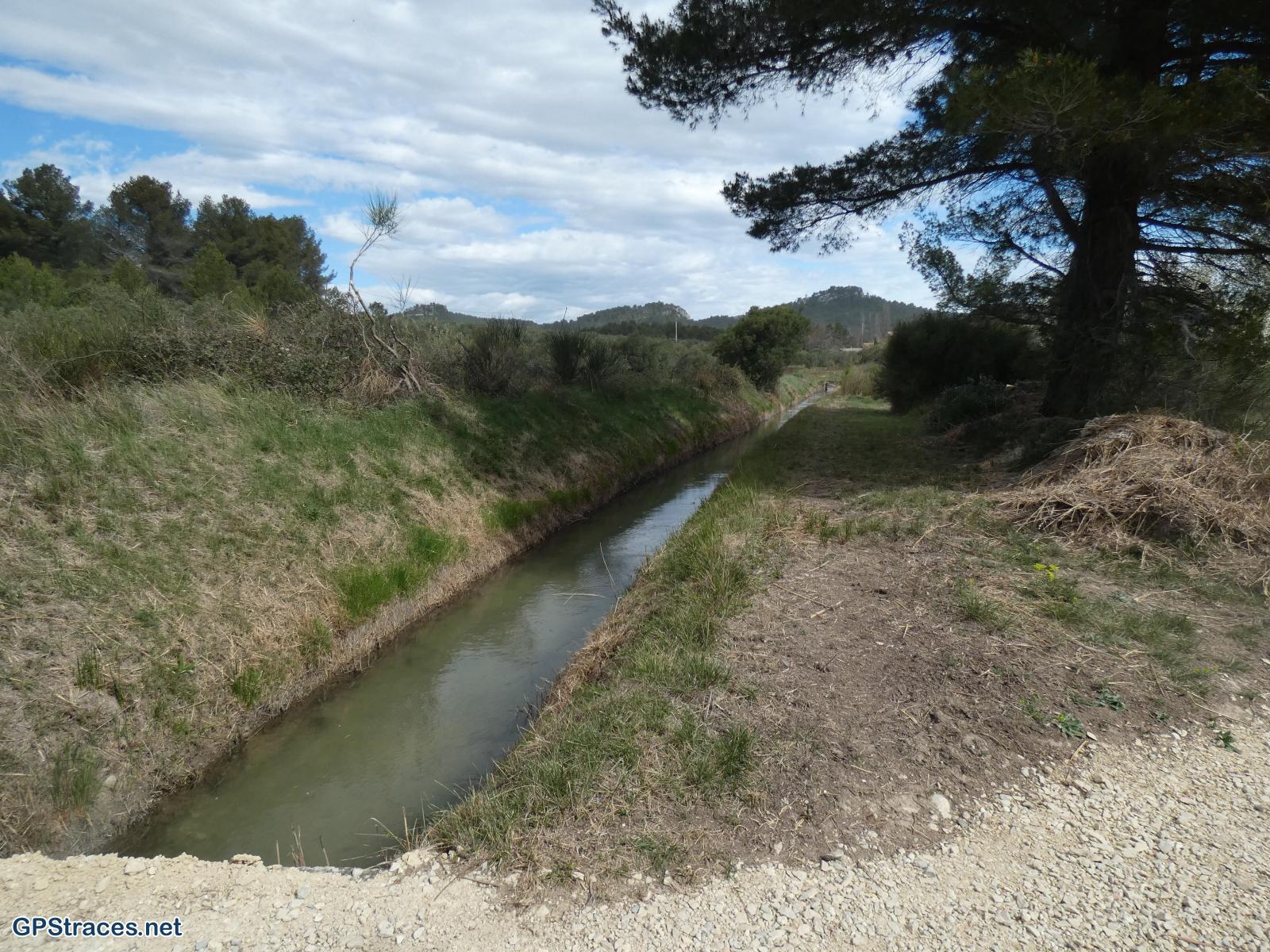 Le canal de la vallée des Baux