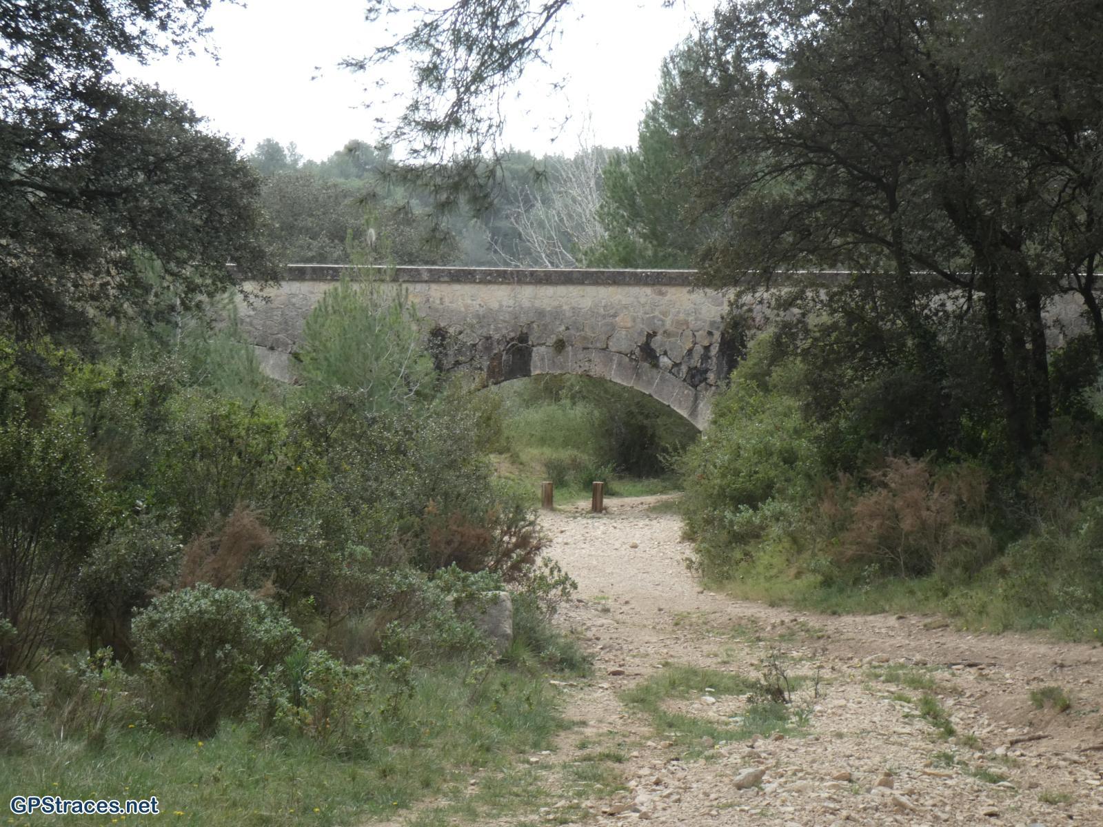 Le canal de la vallée des Baux