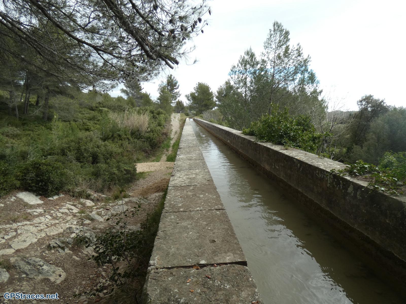 Le canal de la vallée des Baux