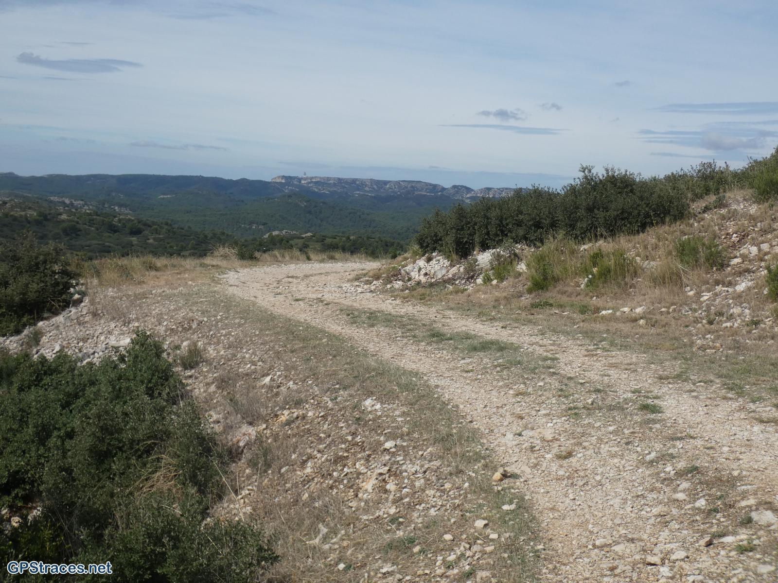 Le plateau de la Caume dans le lointain