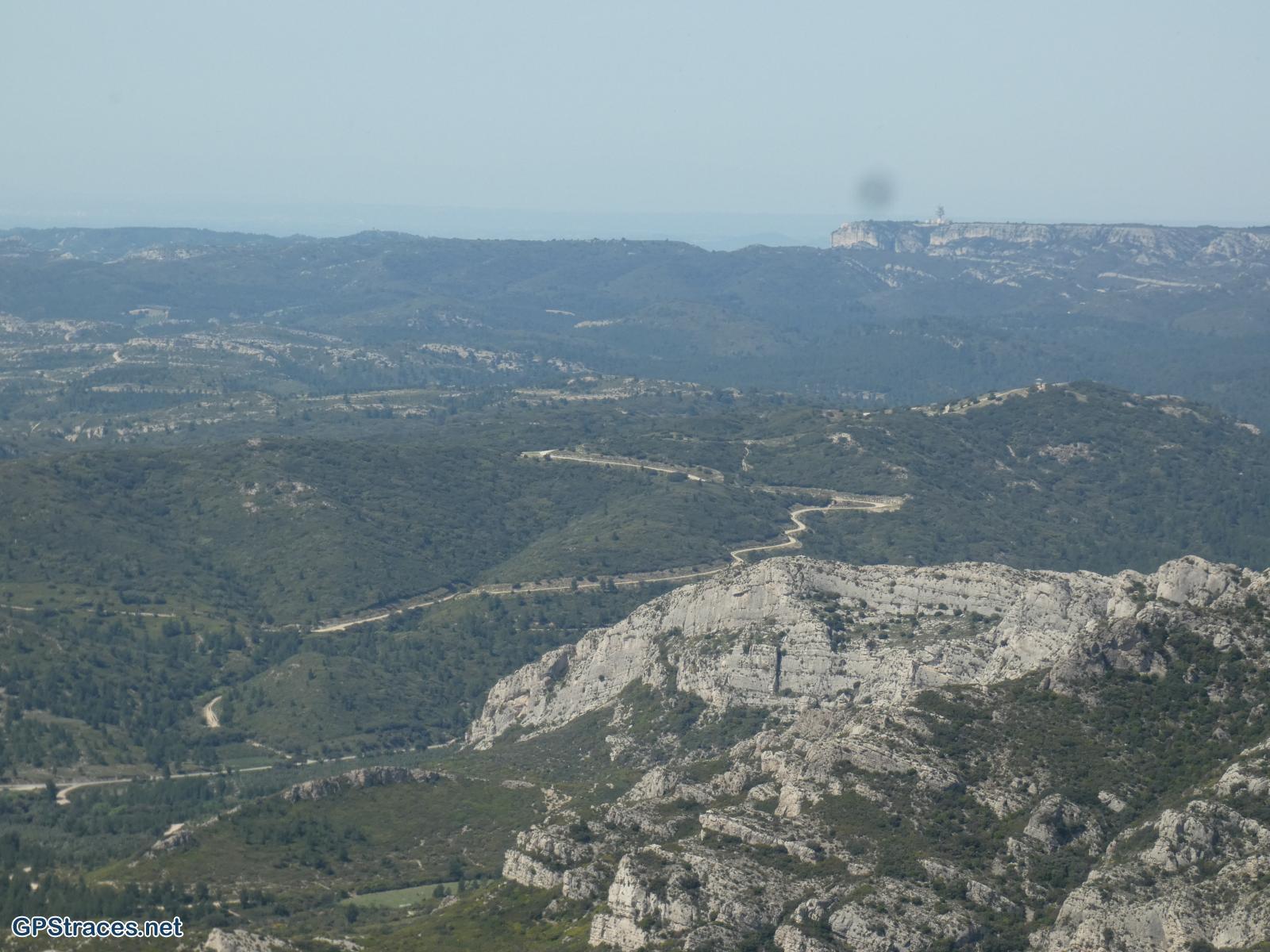 Au loin, le plateau de la Caume