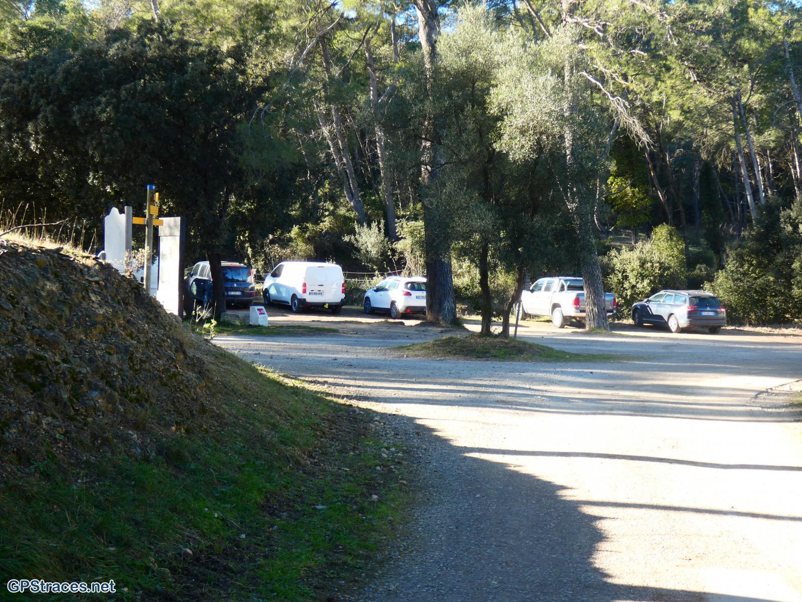 Le parking du mas de Pommet.