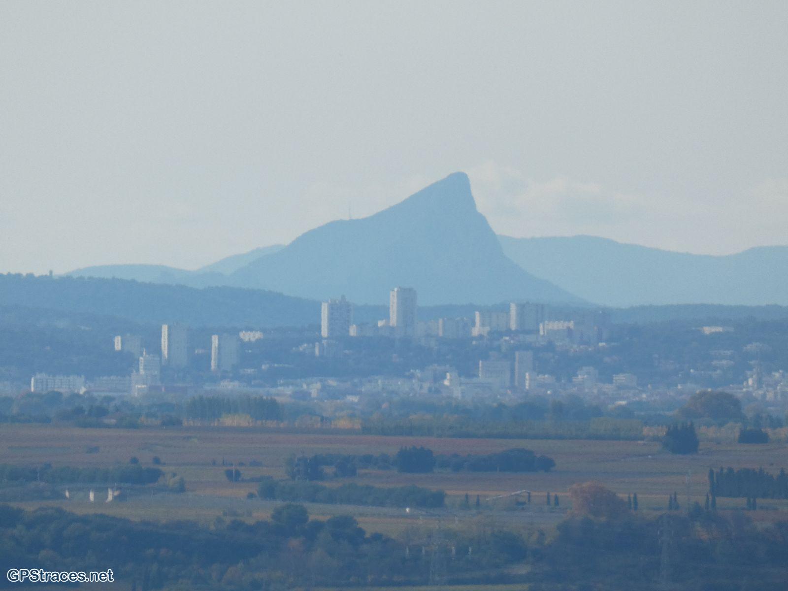 Le Pic SaInt Loup et Nimes depuis La Montagnette