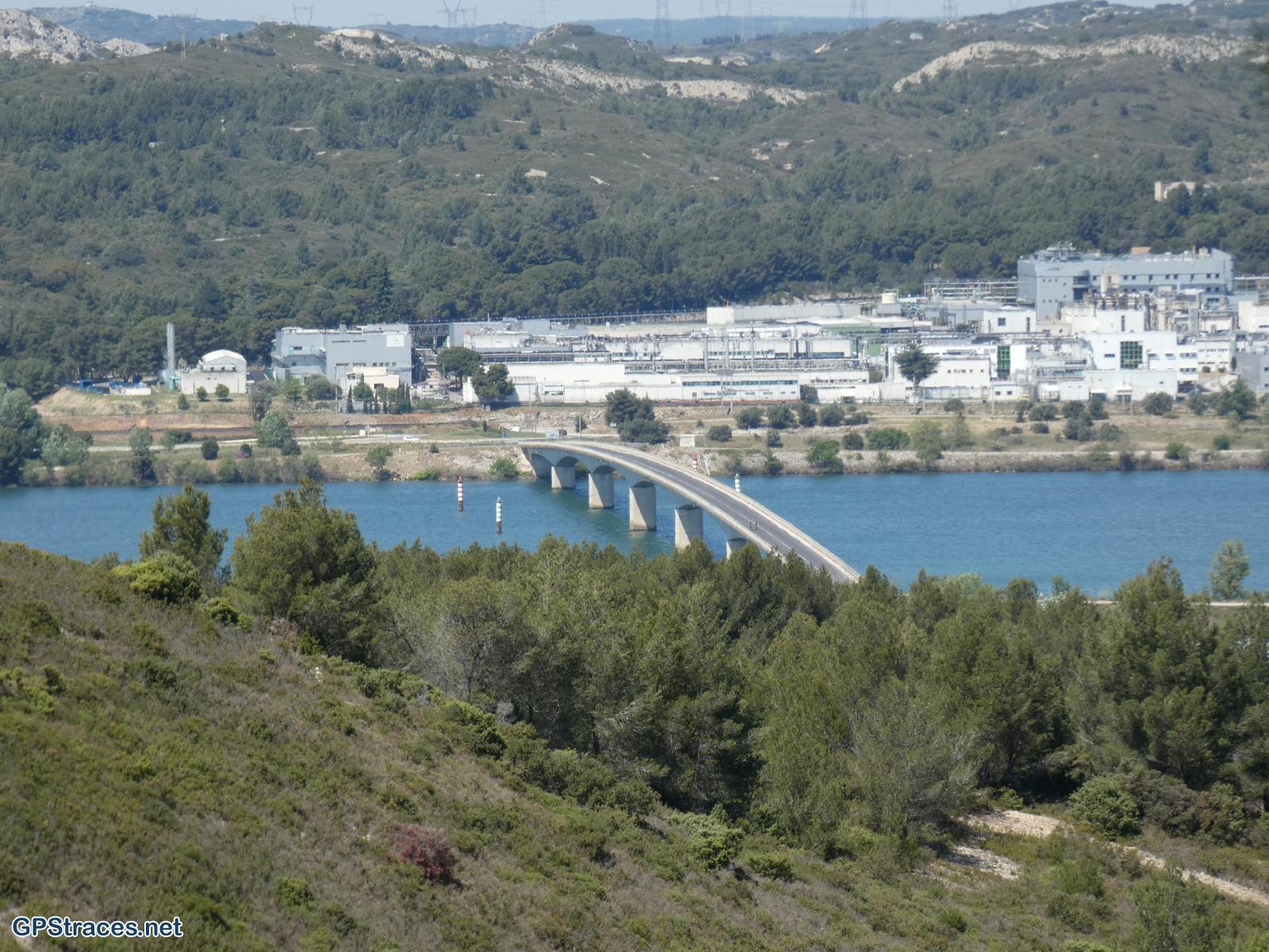 Le pont d'Aramon et l'usine Sanofi