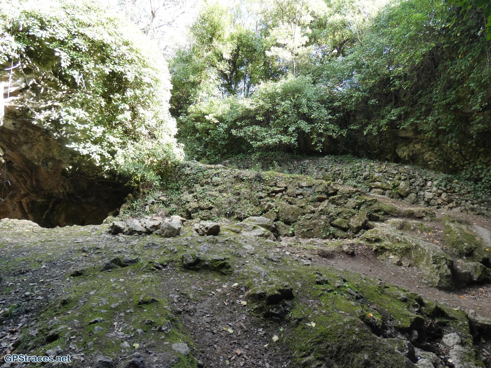 Dans la grotte