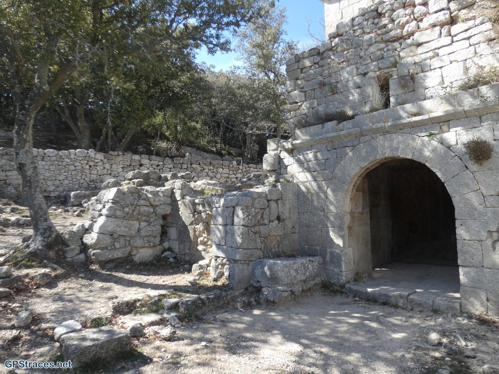 Bouches du Rhône-La Roque d'Anthéron -  Chaine des Côtes - Chapelle Ste Anne de Goiron–11