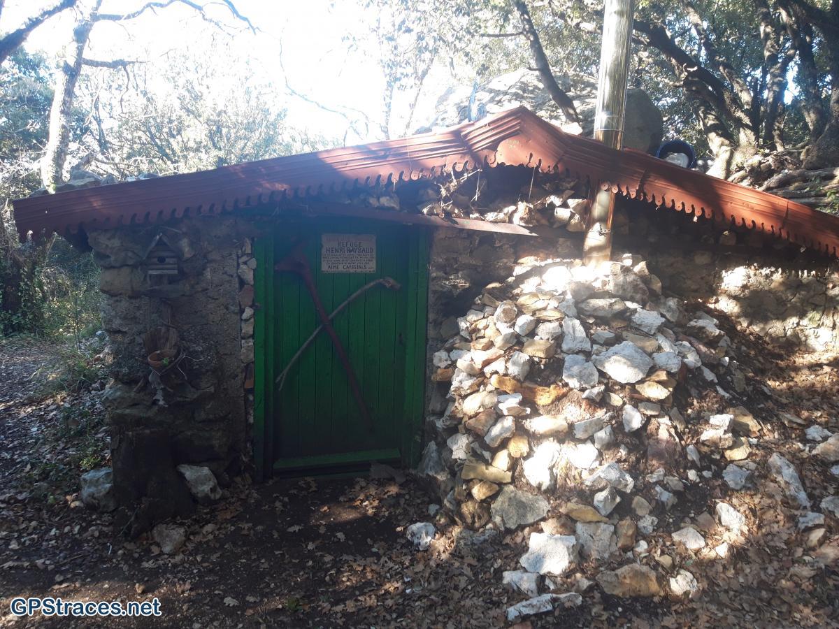Le refuge Henri Raybaud sous le pic de Bertagne