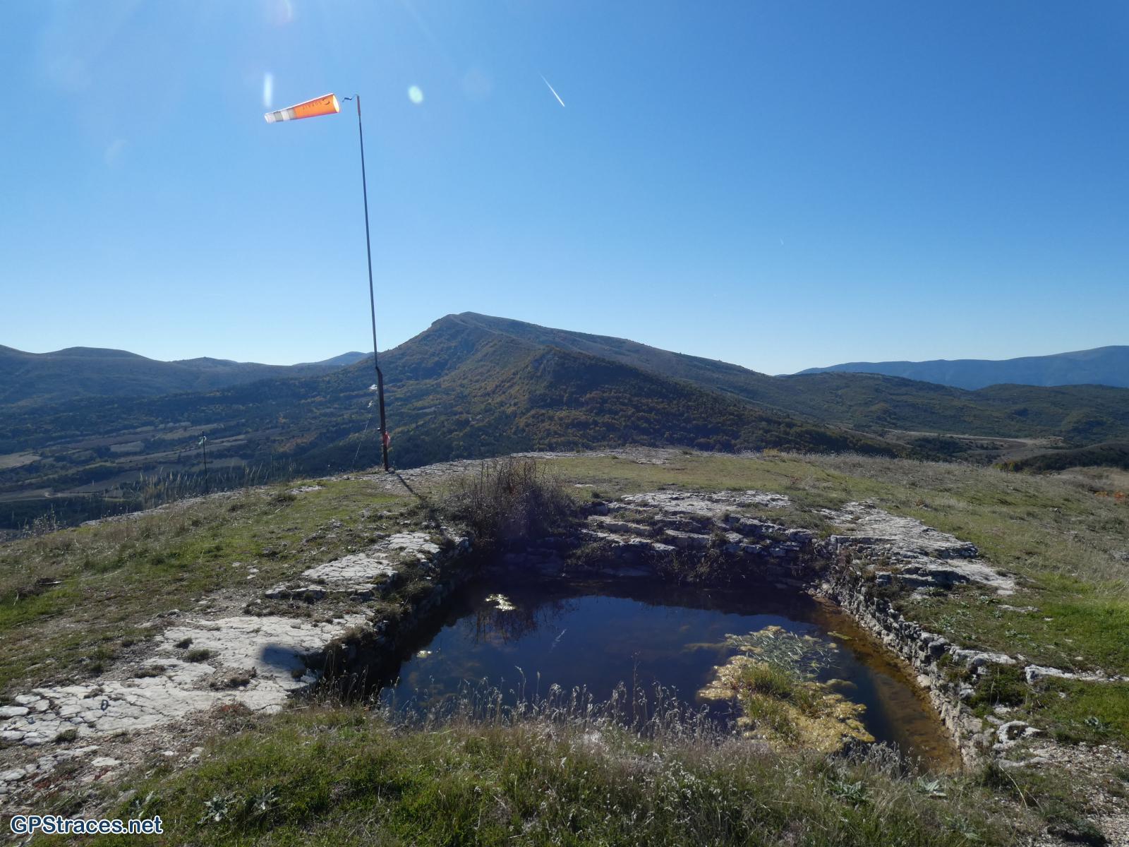 Le sommet du fort et la montagne de Buc