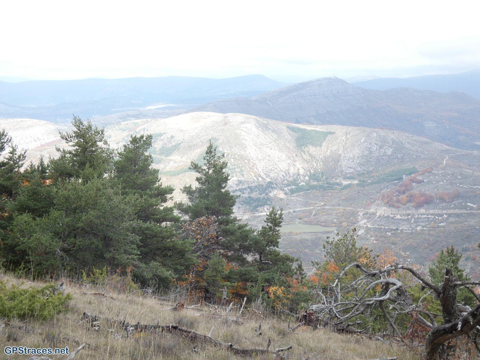La montagne de Bergiès au 3e plan
