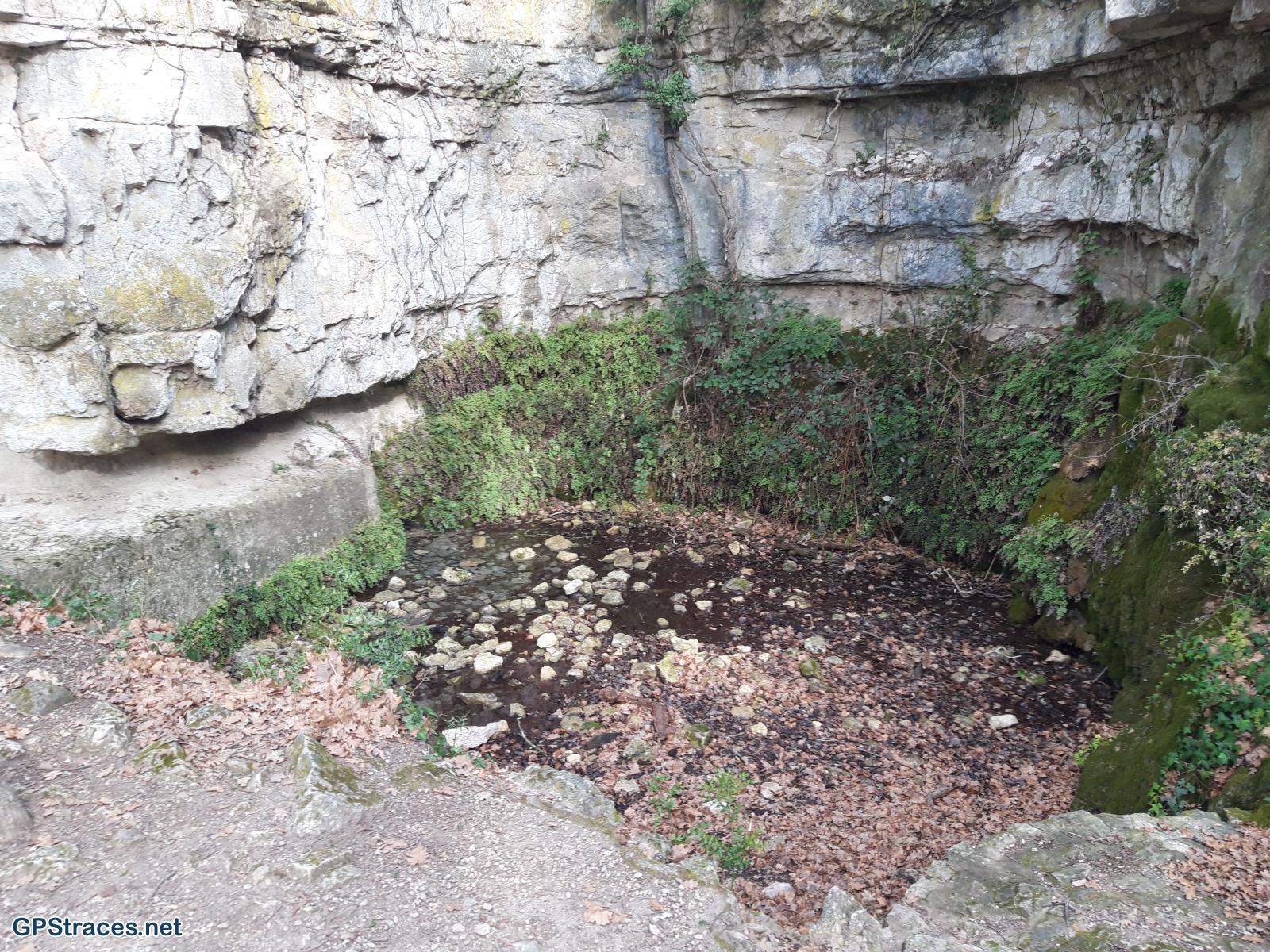 Drôme-La Garde Adhémar - Les cuves lapidaires et la chapelle du Val des Nymphes–17