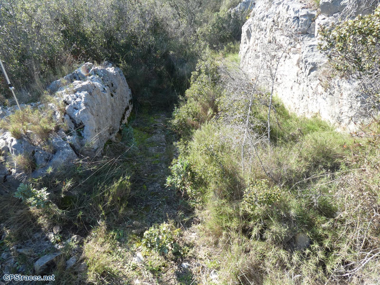 Vestige de l'aqueduc avant les tunnels de Sernhac