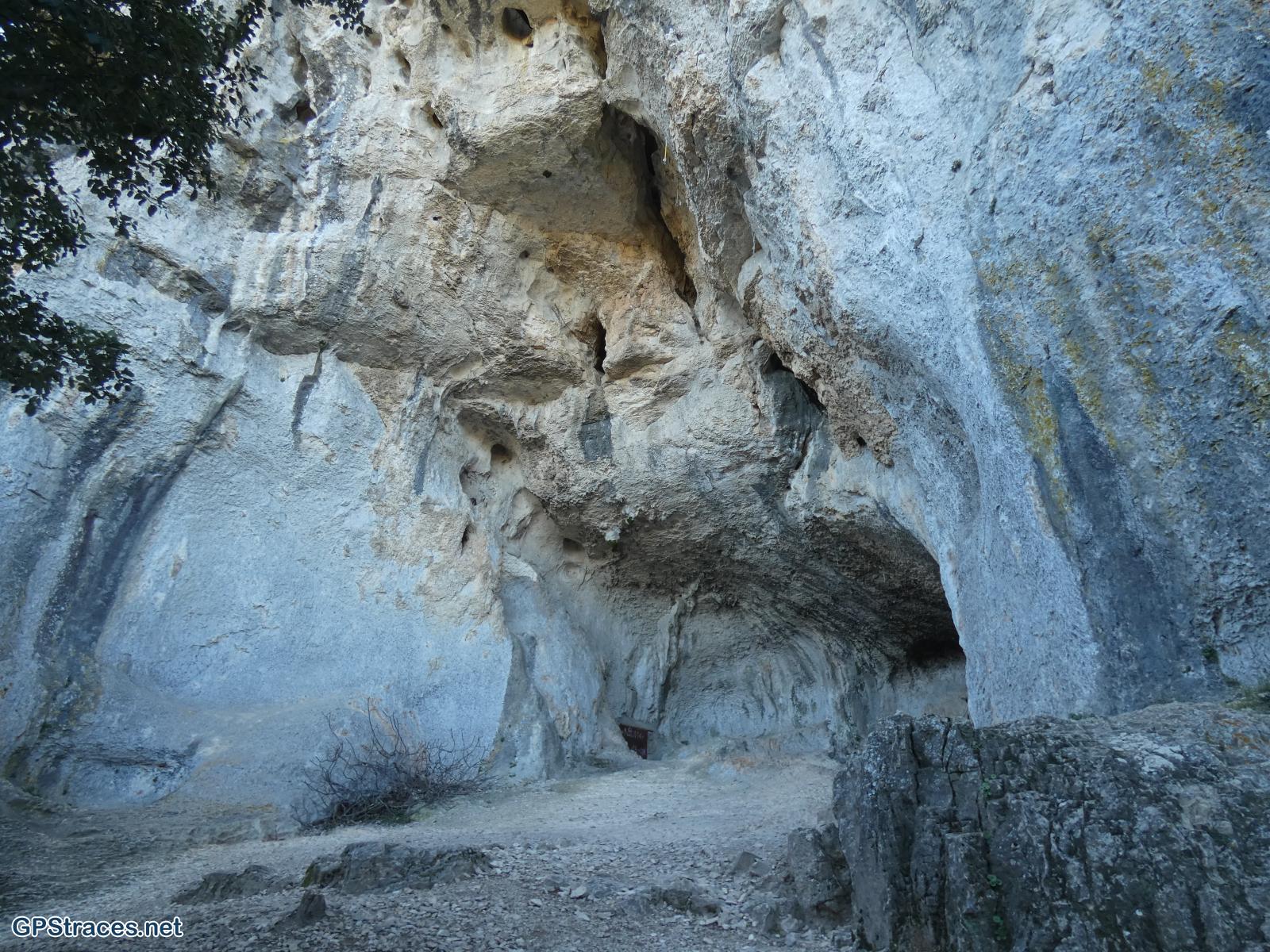 Une grotte sous le Rocher de l'Aigle