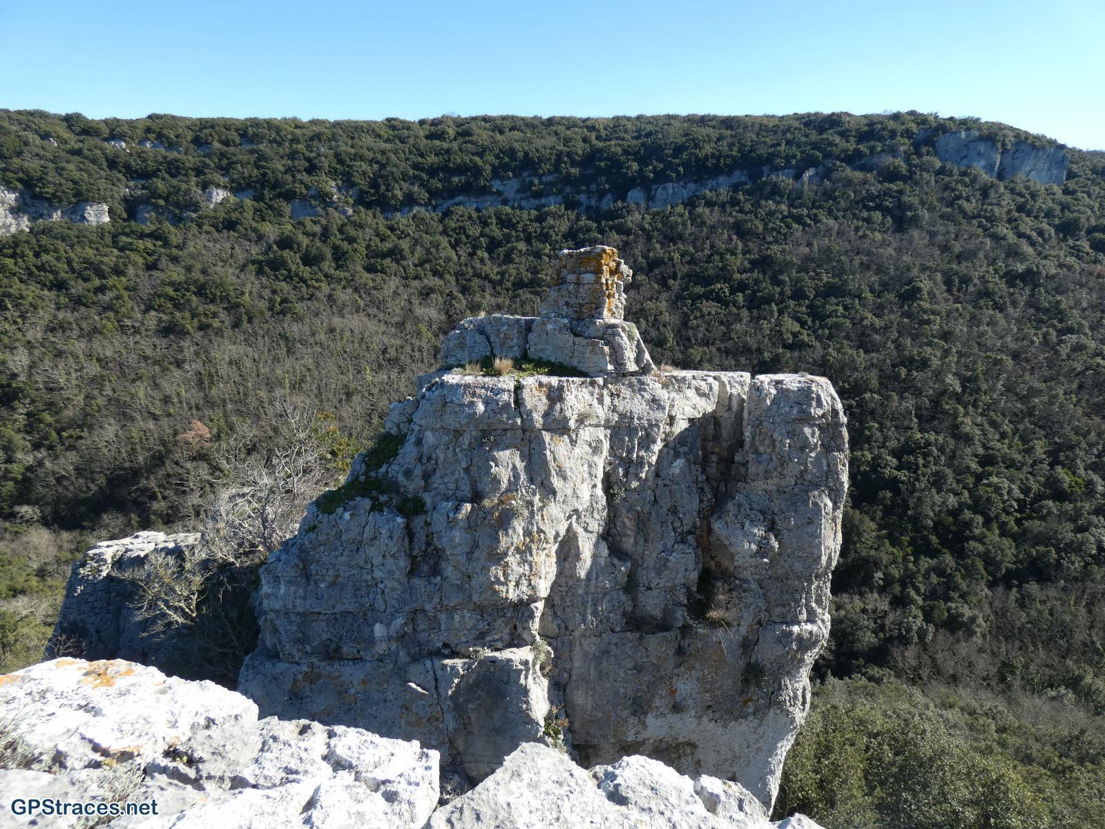 Sur l'éperon rocheux
