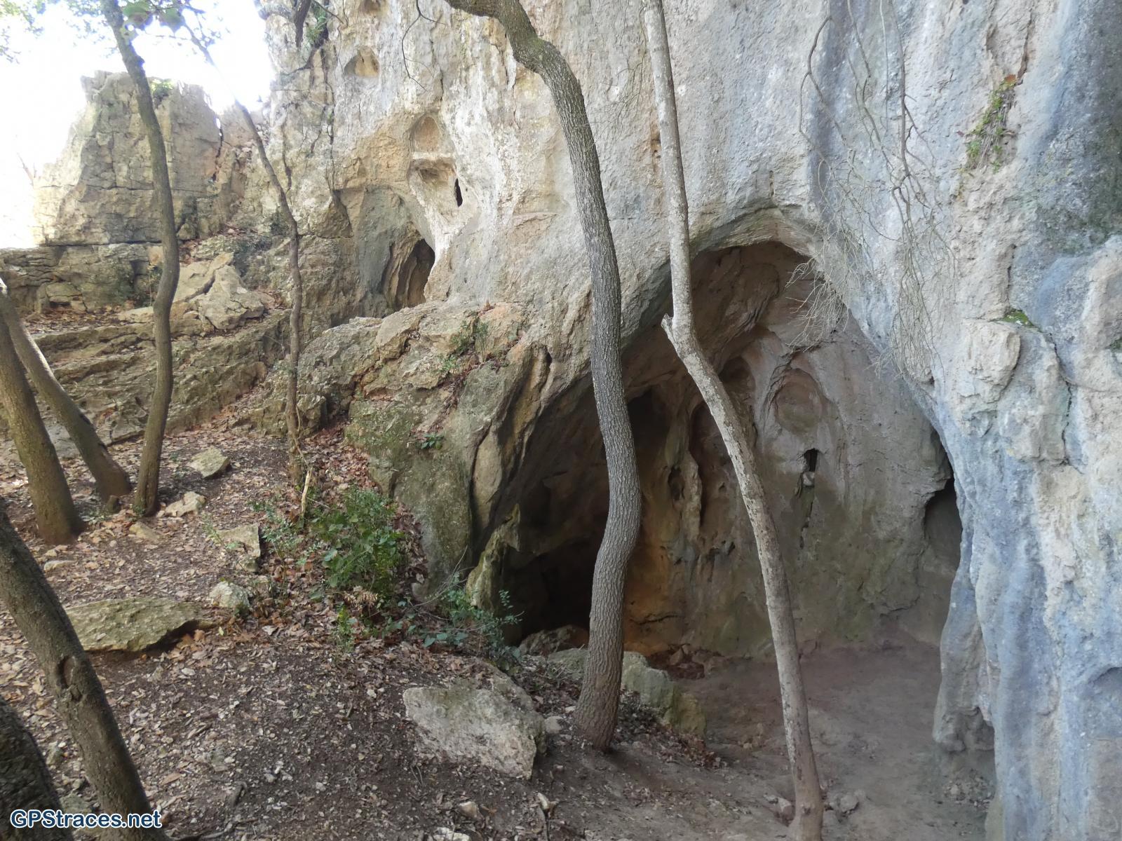 Les grottes sous le  rocher de l'Aigle