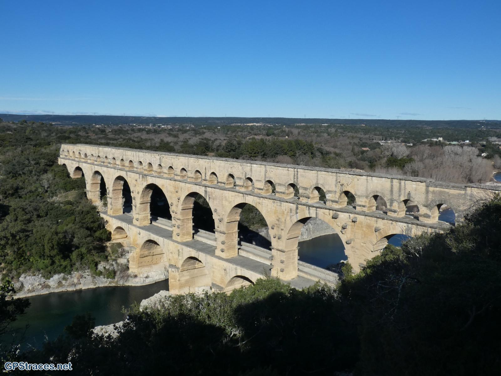Le pont du Gard depuis la rive droite