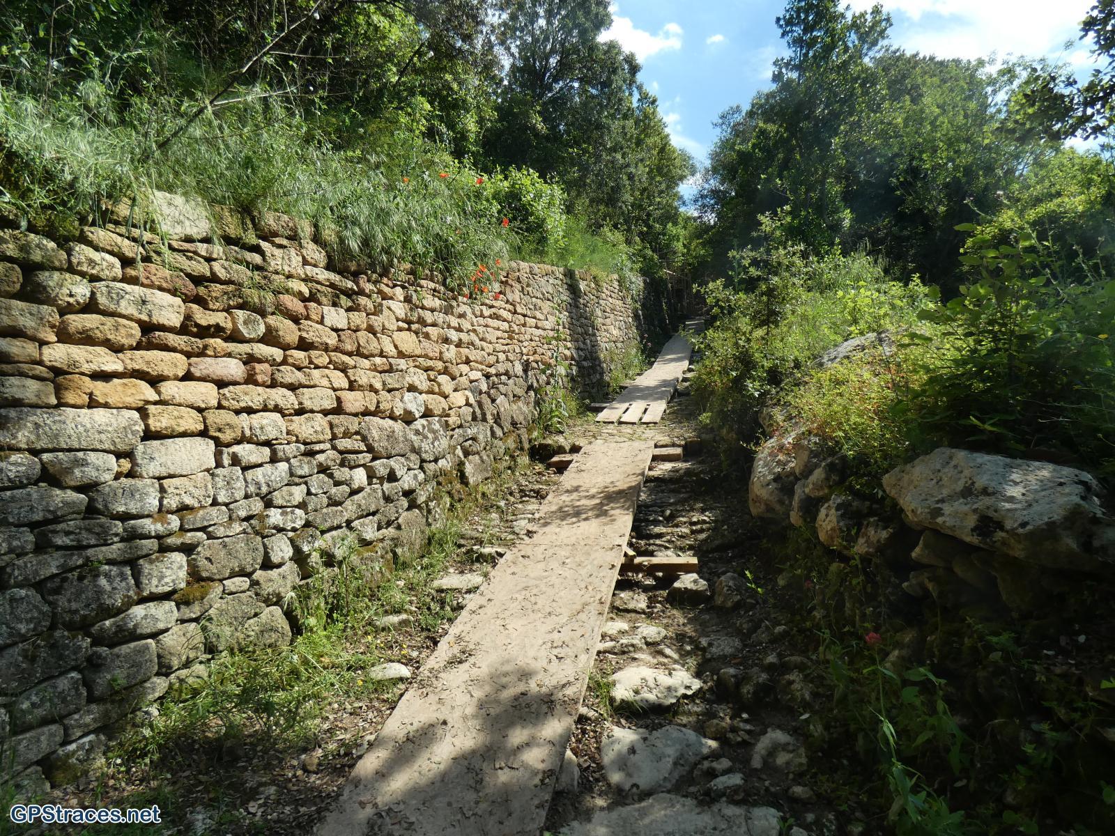 Le chemin de la montée à Castillon