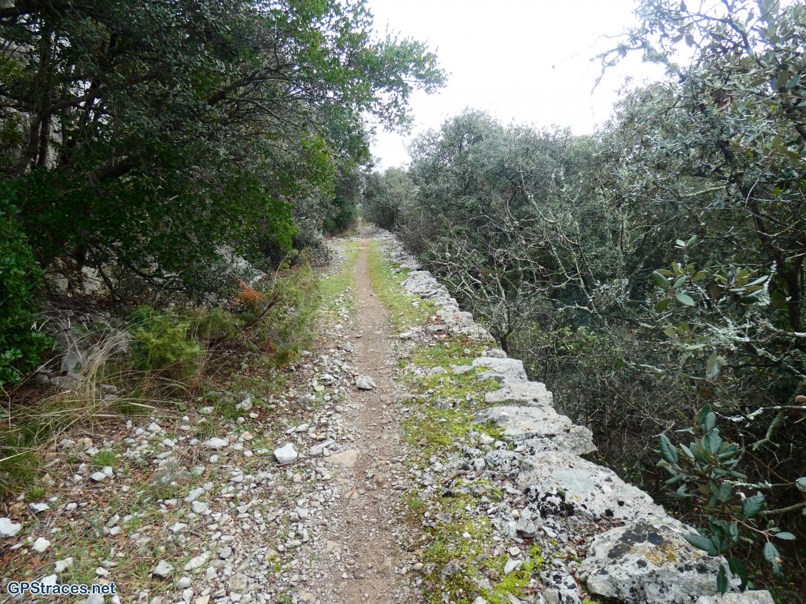 Le chemin de Claret à Corconne