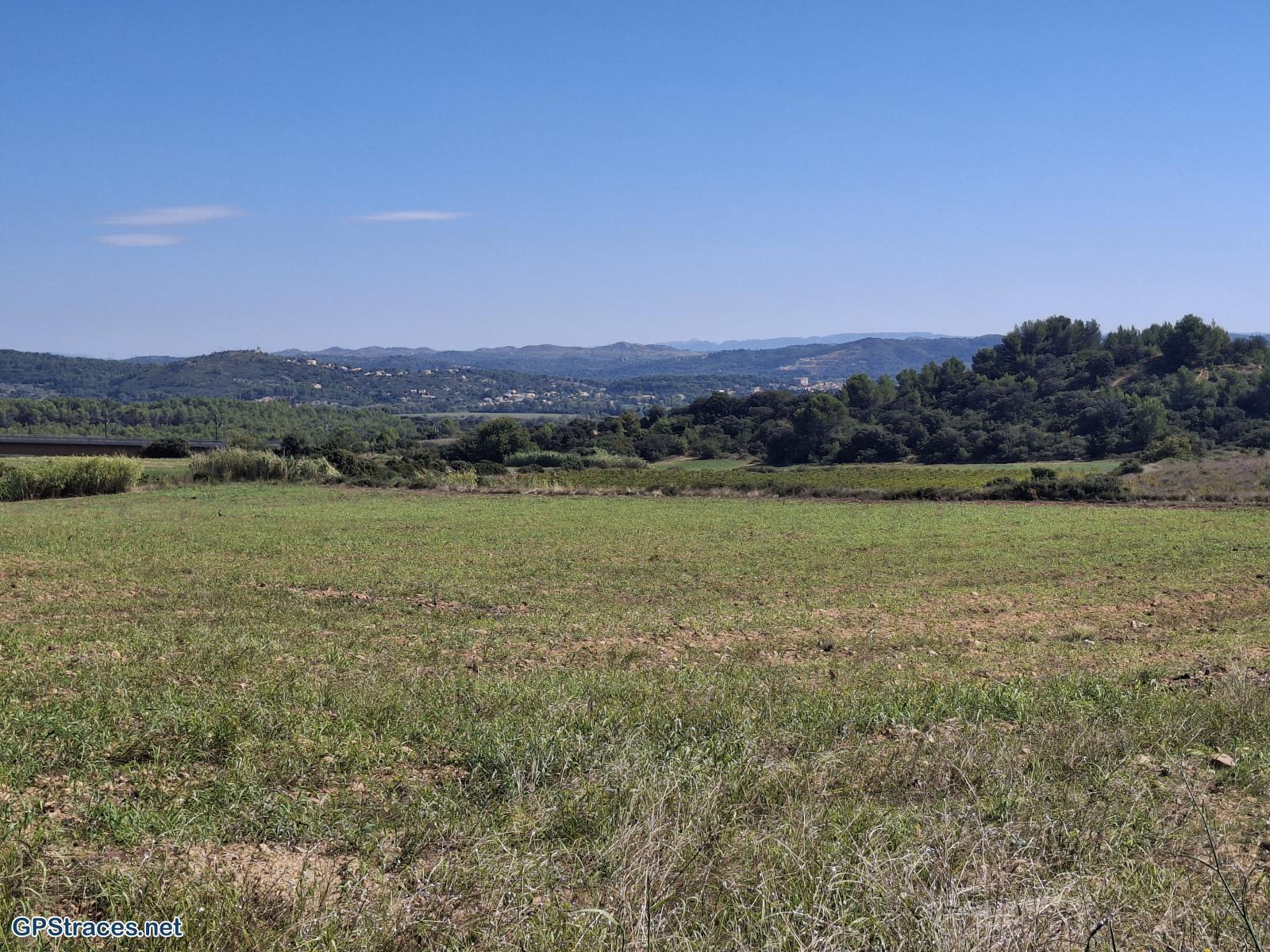 Vue sur Aramon, la Montagnette et les Alpilles