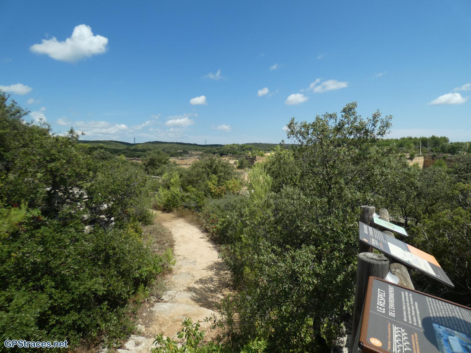 Gard-De Vers Pont Du Gard à la Pierre Plantée–2