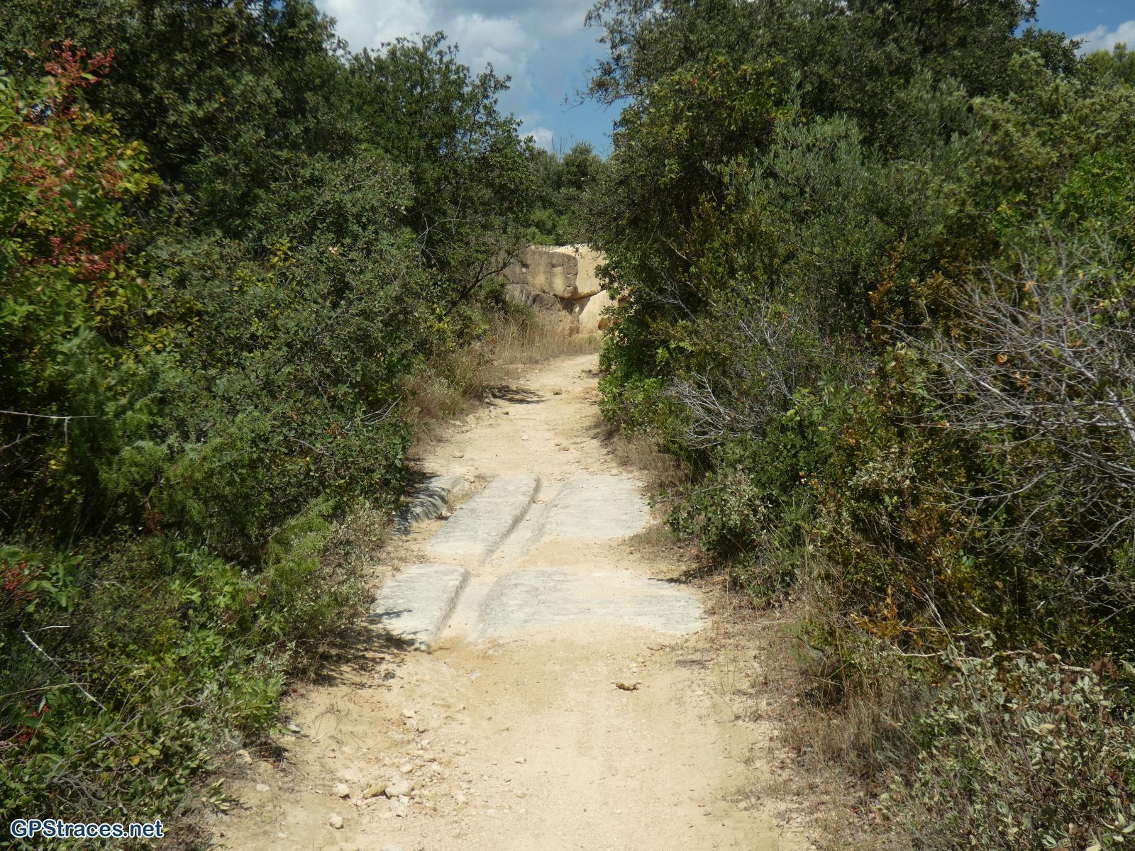 Gard-De Vers Pont Du Gard à la Pierre Plantée–7