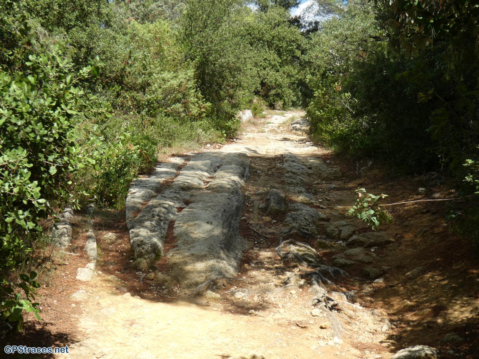 Gard-De Vers Pont Du Gard à la Pierre Plantée–8