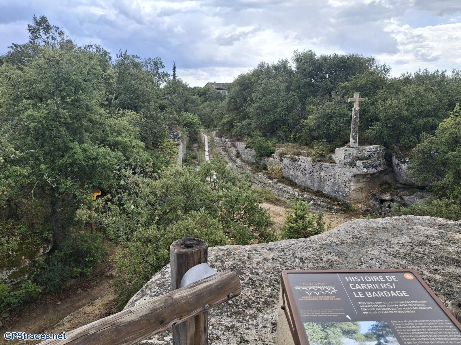 Gard-De Vers Pont Du Gard à la Pierre Plantée–12