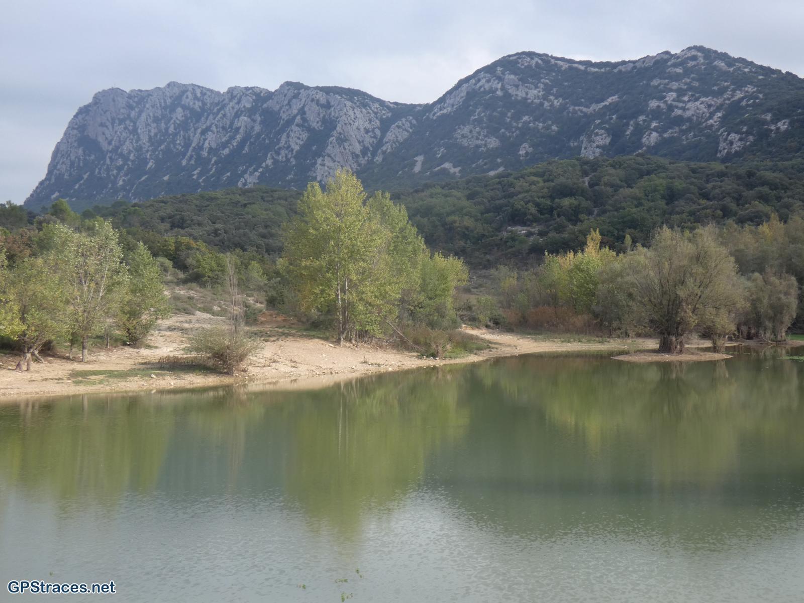 L'étang et le Pic Saint Loup