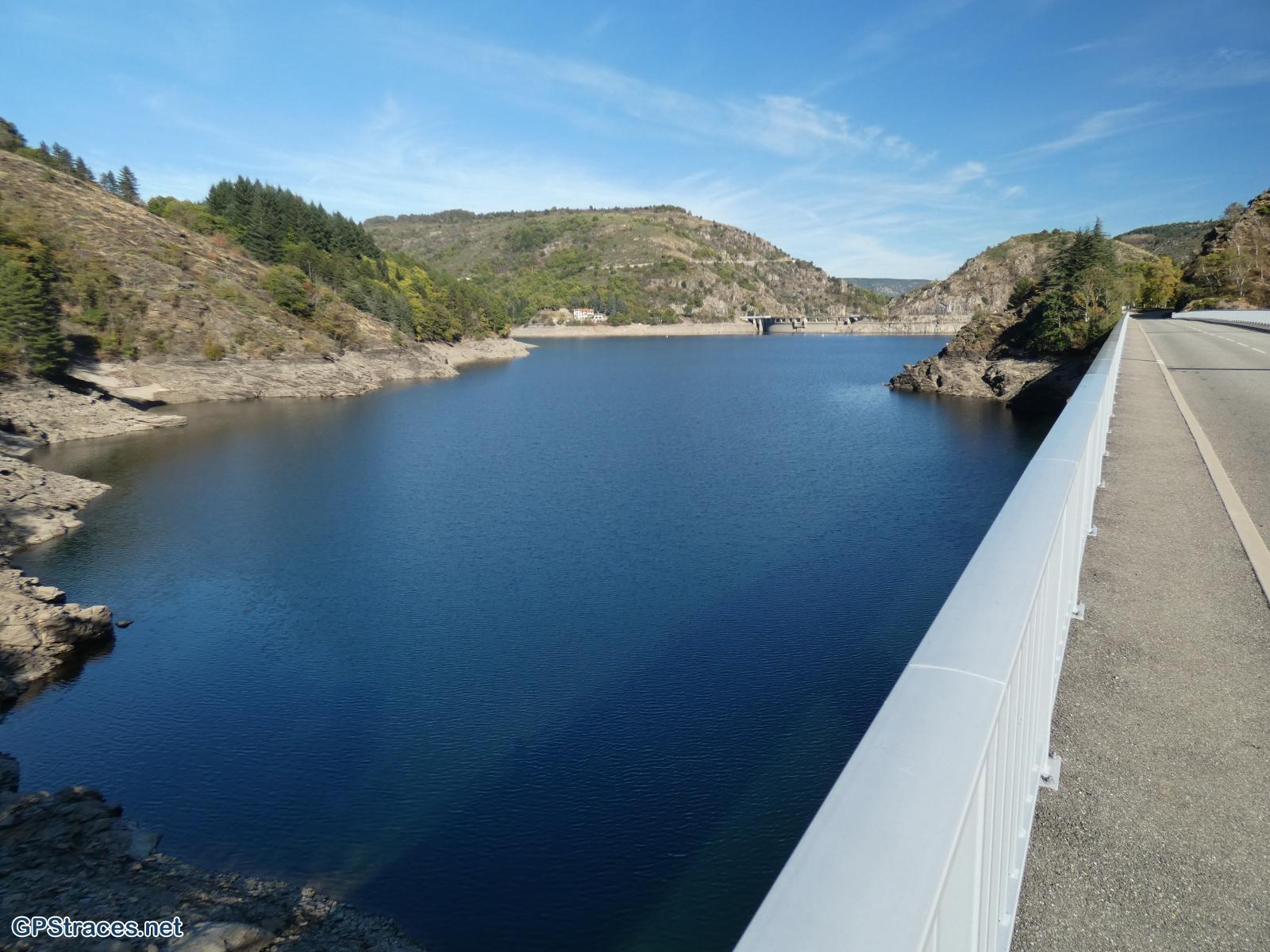 Le pont de la D901 sur le lac
