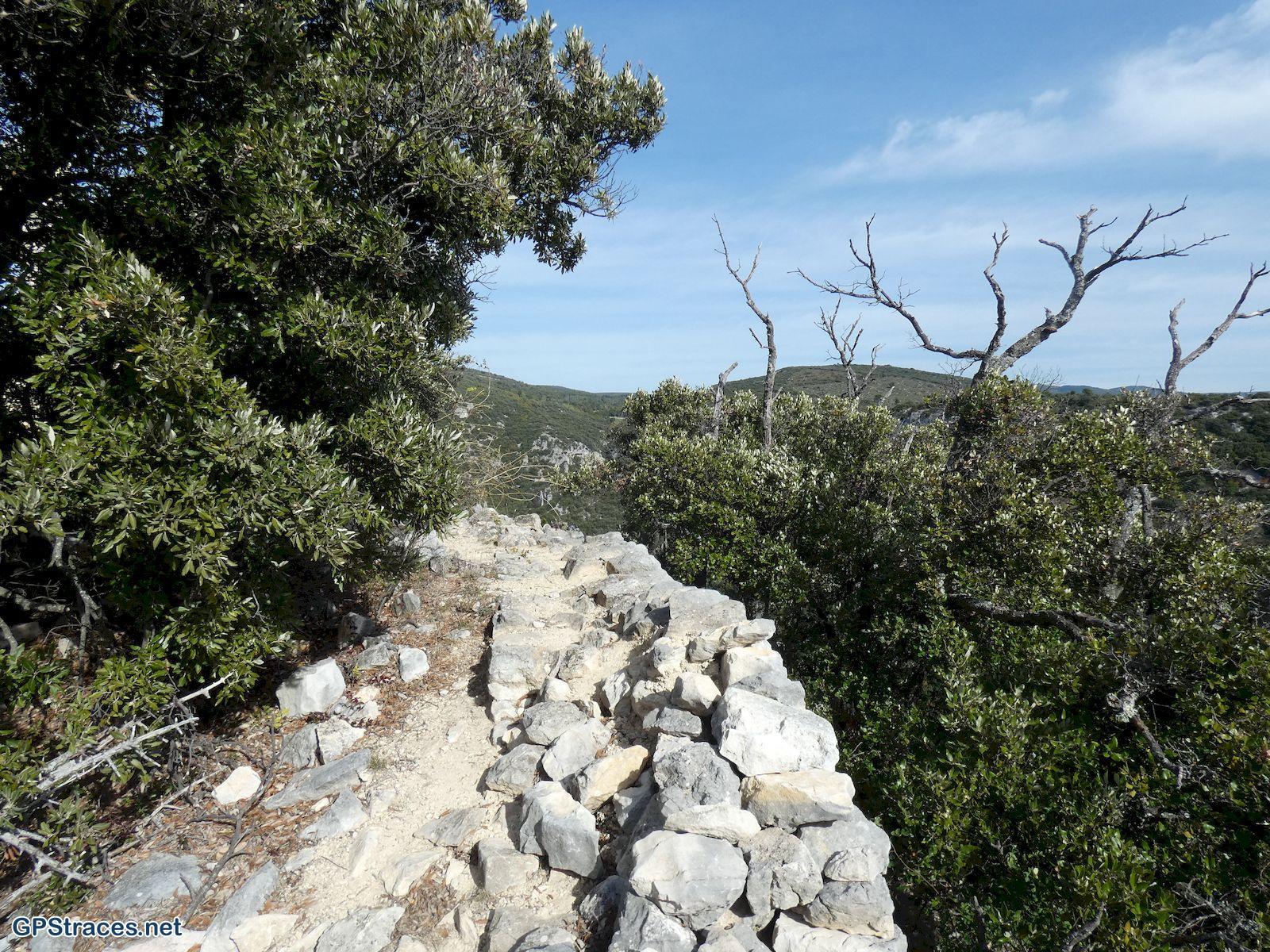 Vaucluse-Combes de Vaumale et Lioux - mur de la peste–12