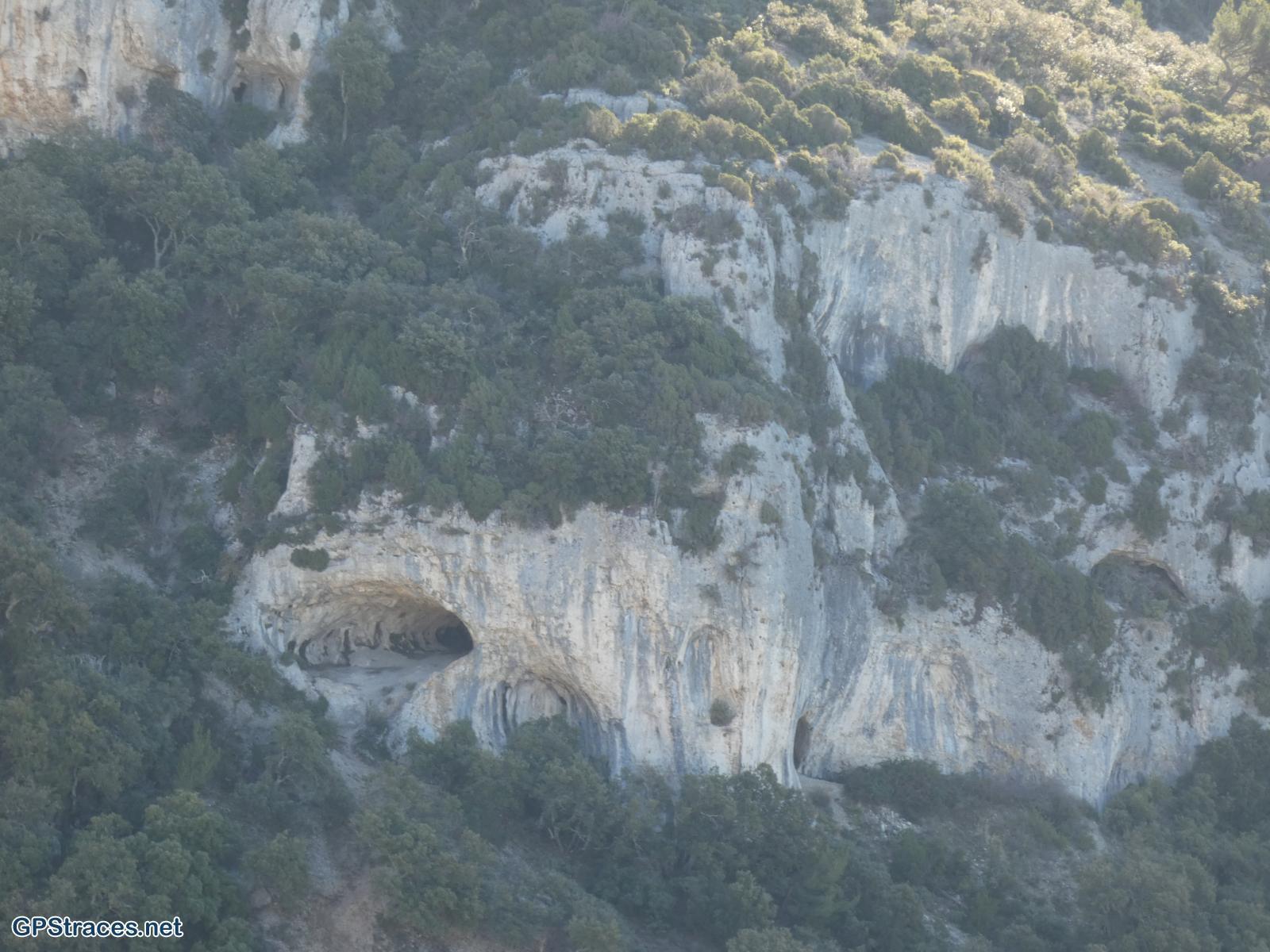 Les deux entrées du gouffre de Valescure