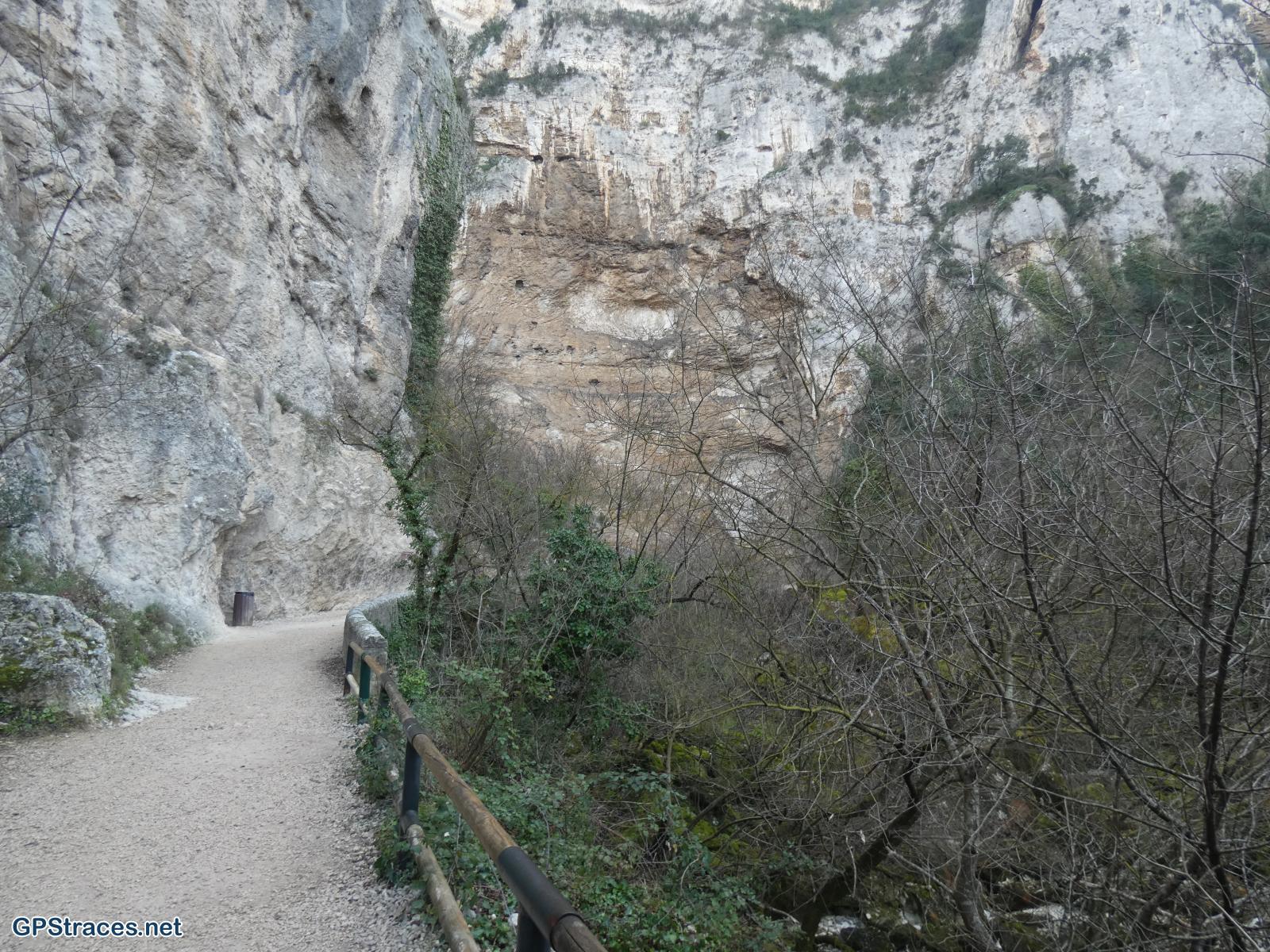 Une barrière bloque le passage à ce niveau