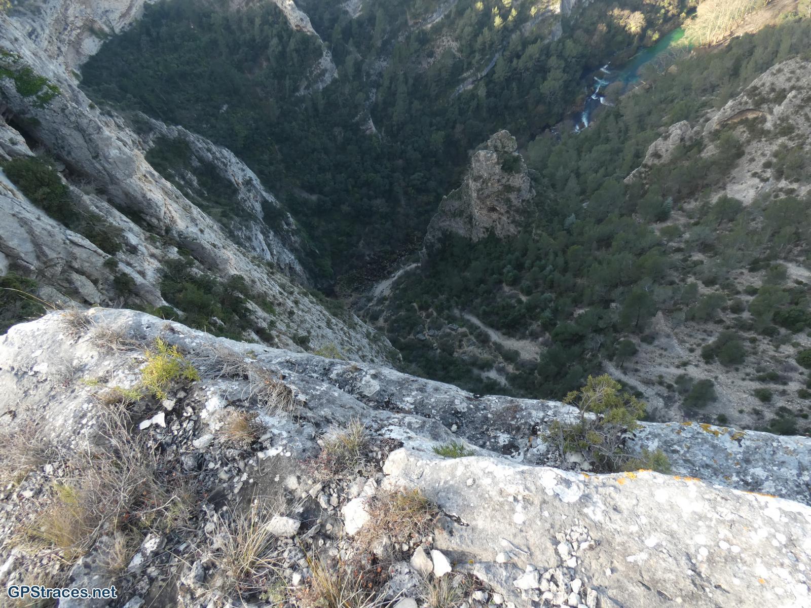Une vue plongeante sur la Fontaine de Vaucluse